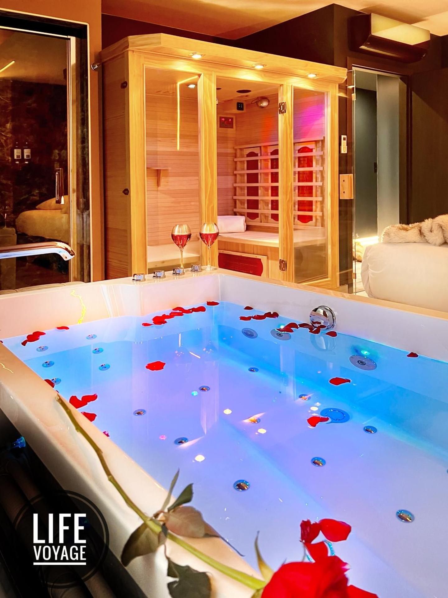 Suite Deluxe - Private Sauna & Jacuzzi with Balcony