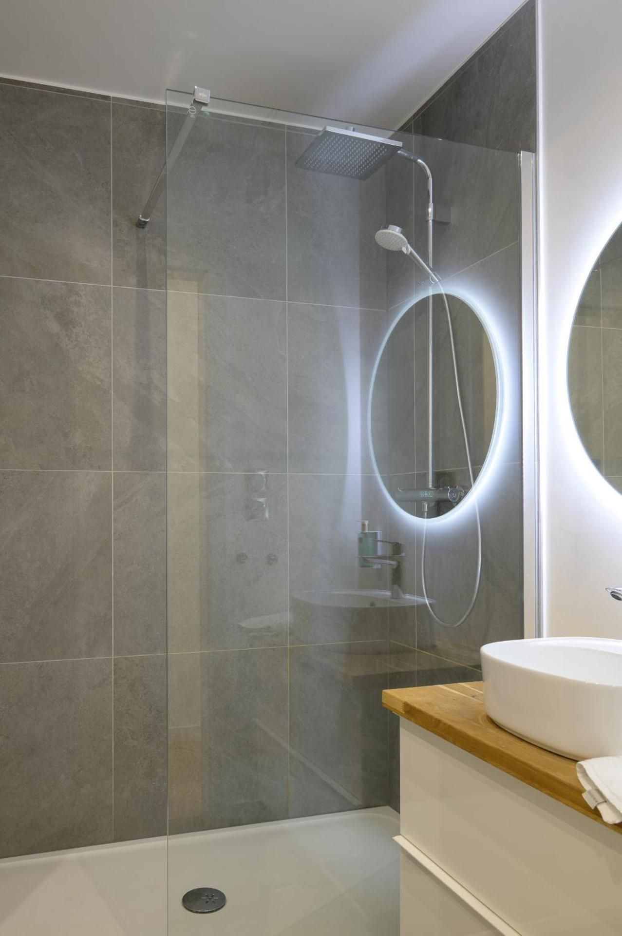 One-Bedroom Apartment - Broglie 3