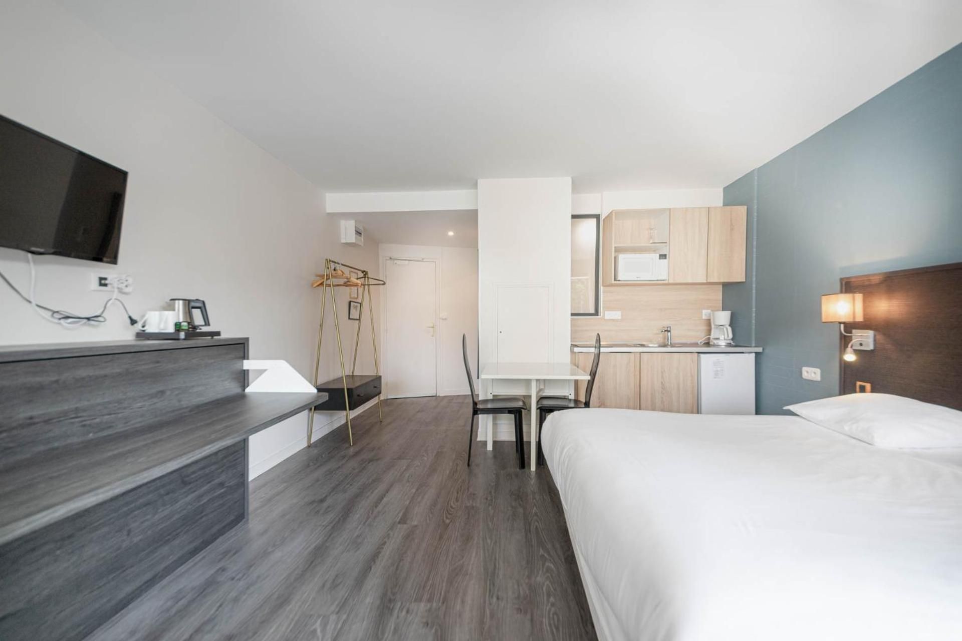 Family Room with One Queen and One Single Bed - Non-Smoking