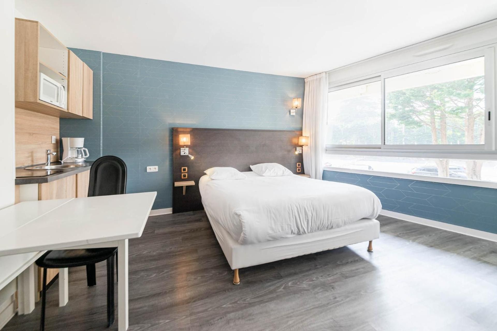 Family Room with One Queen and One Single Bed - Non-Smoking