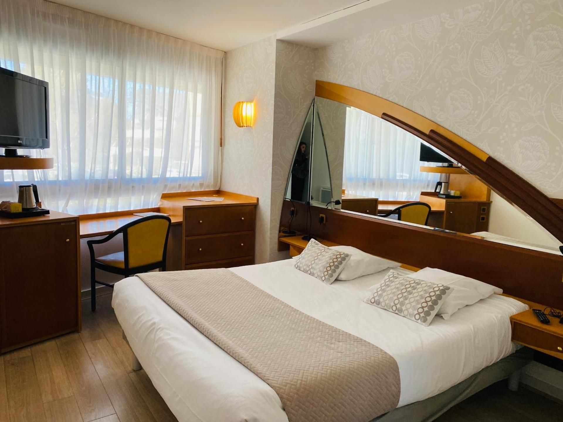 1 Queen Bed,Non smoking,Standard Room,Street View,Courtesy Tray