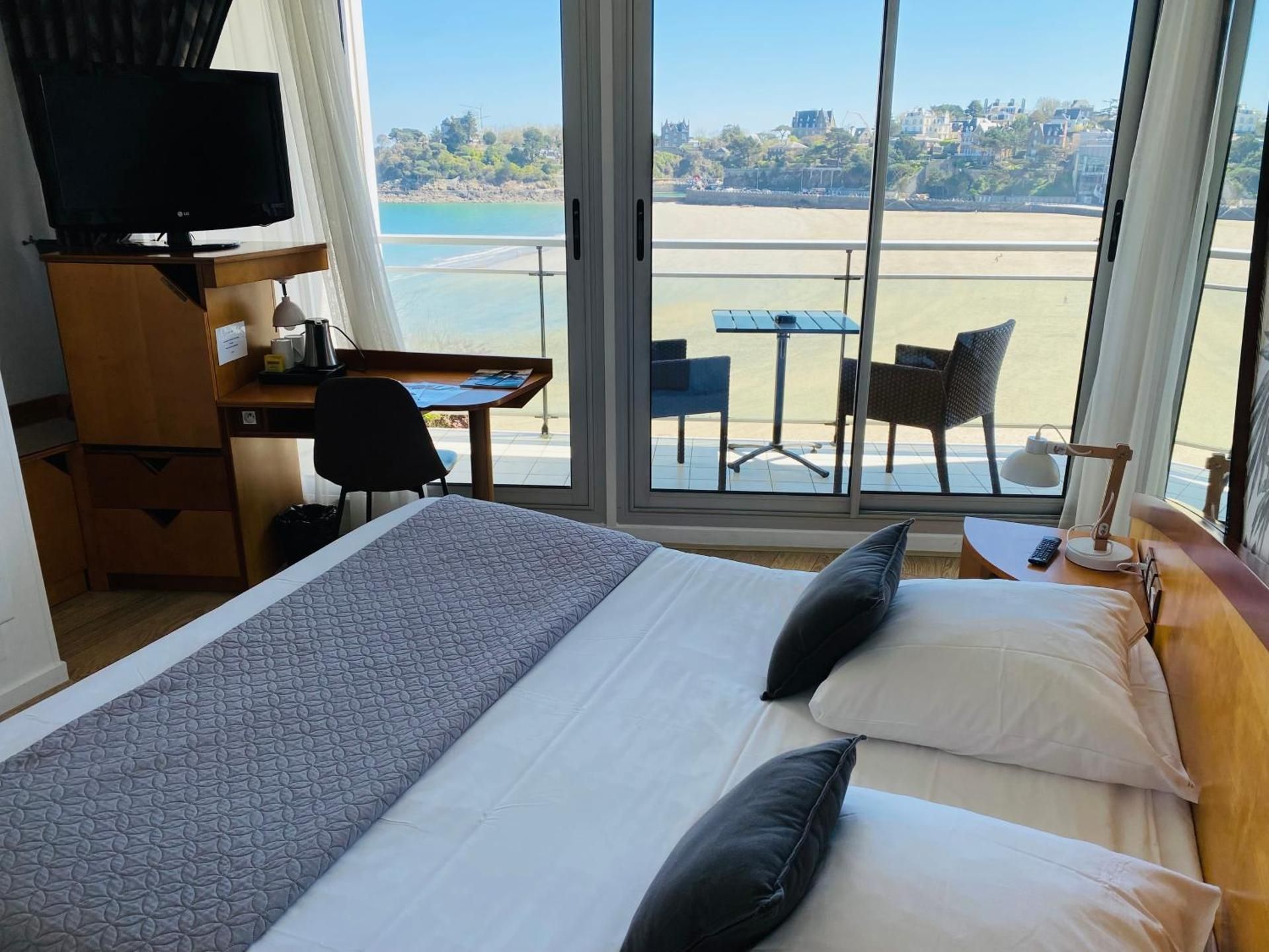 Comfort Queen Room with Balcony and Water Front - Non-Smoking