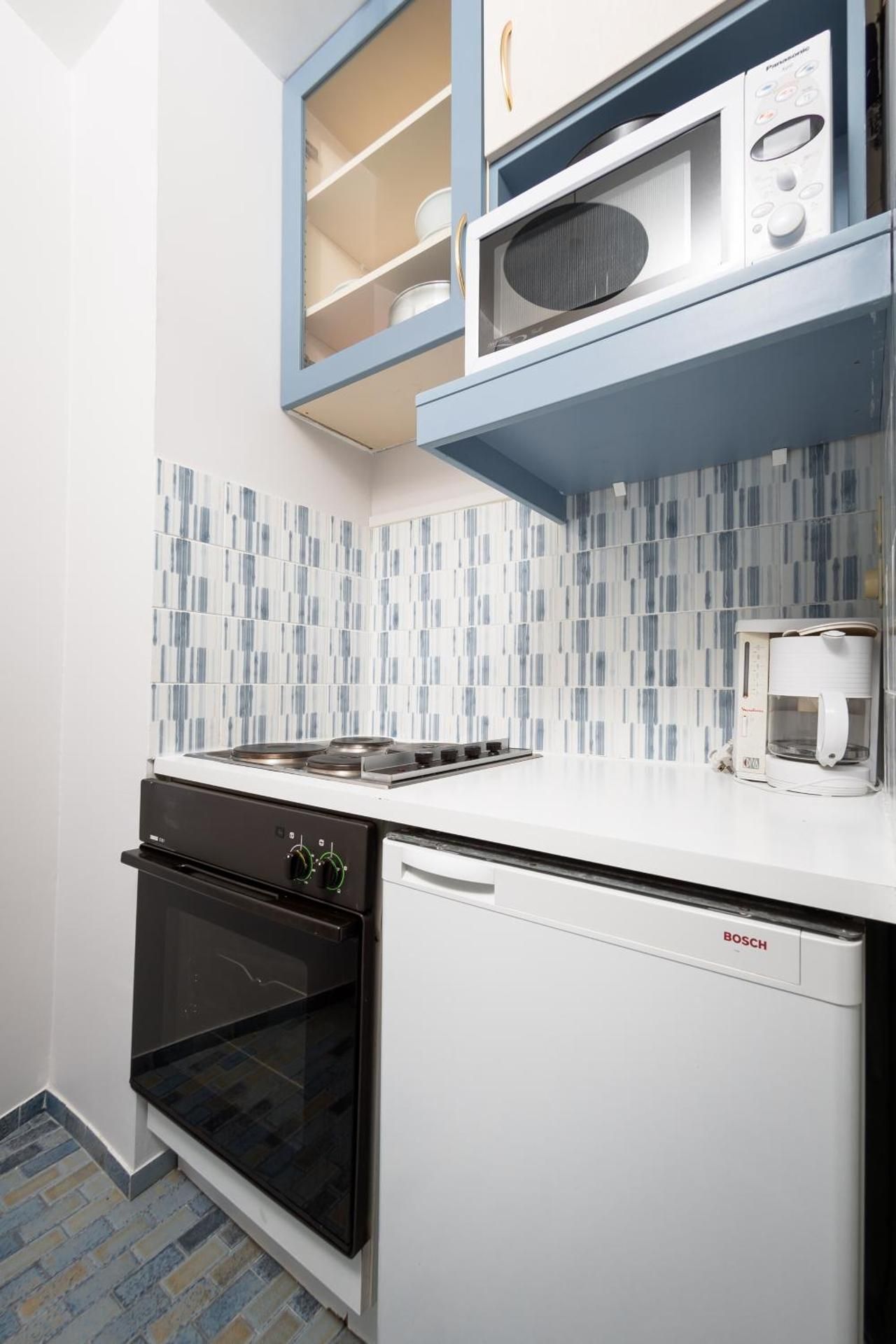 Studio Apartment with One King and One Single Bed, Balcony and Street View - Non-Smoking