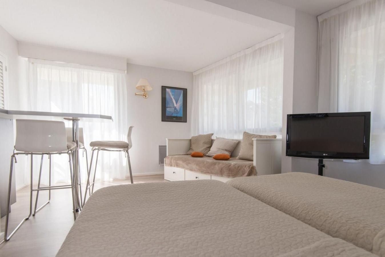 Studio Apartment with One King and One Single Bed, Balcony and Street View - Non-Smoking