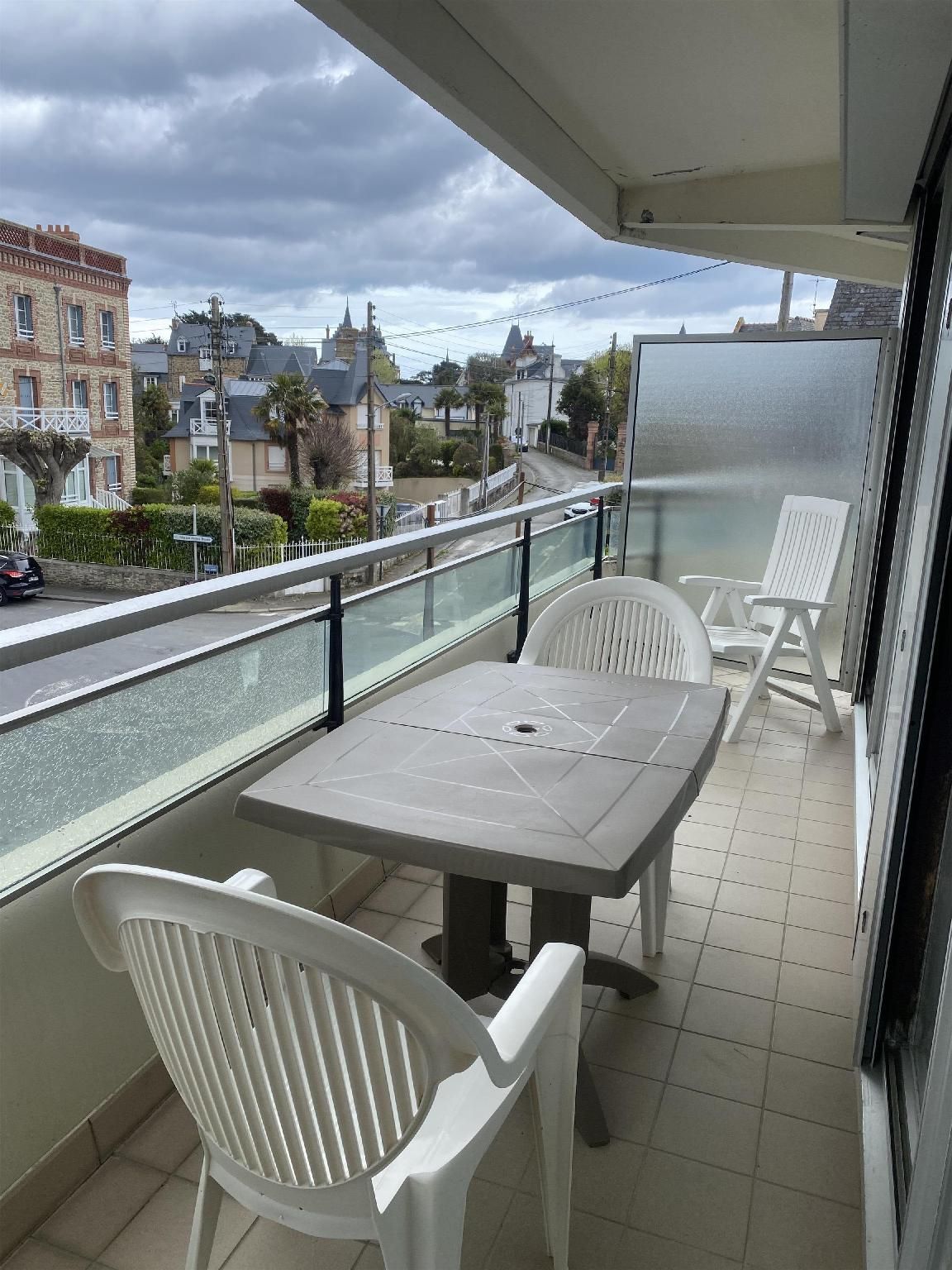 Apartment - Queen Bed,Non smoking,Studio,Terrance,Kitchen,Street View