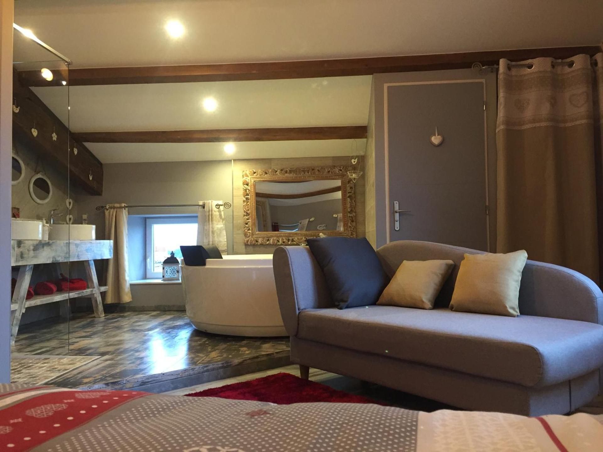 Suite Romantique (King Suite with Spa Bath)
