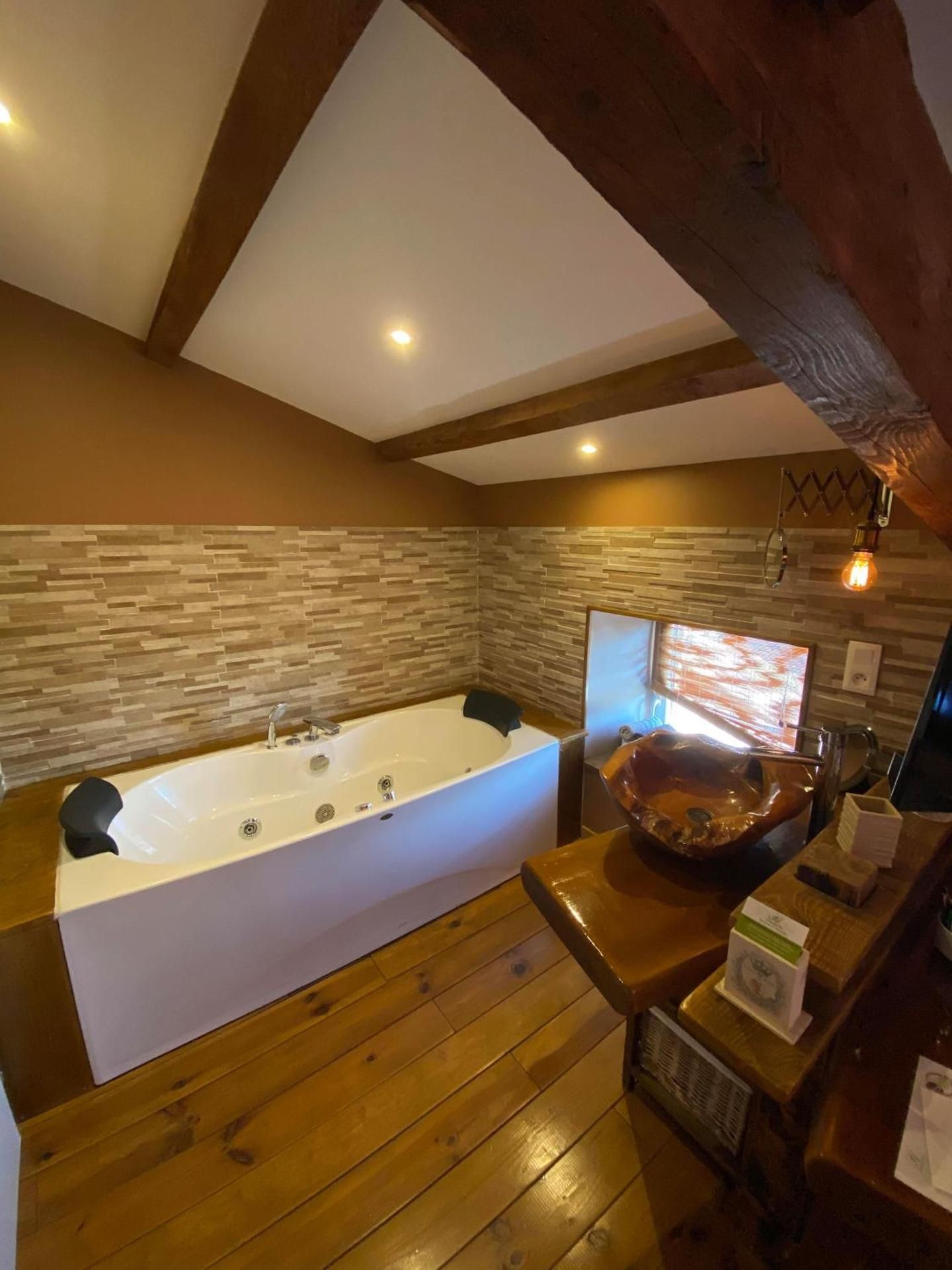 Rustique (Double Room with Spa Bath)