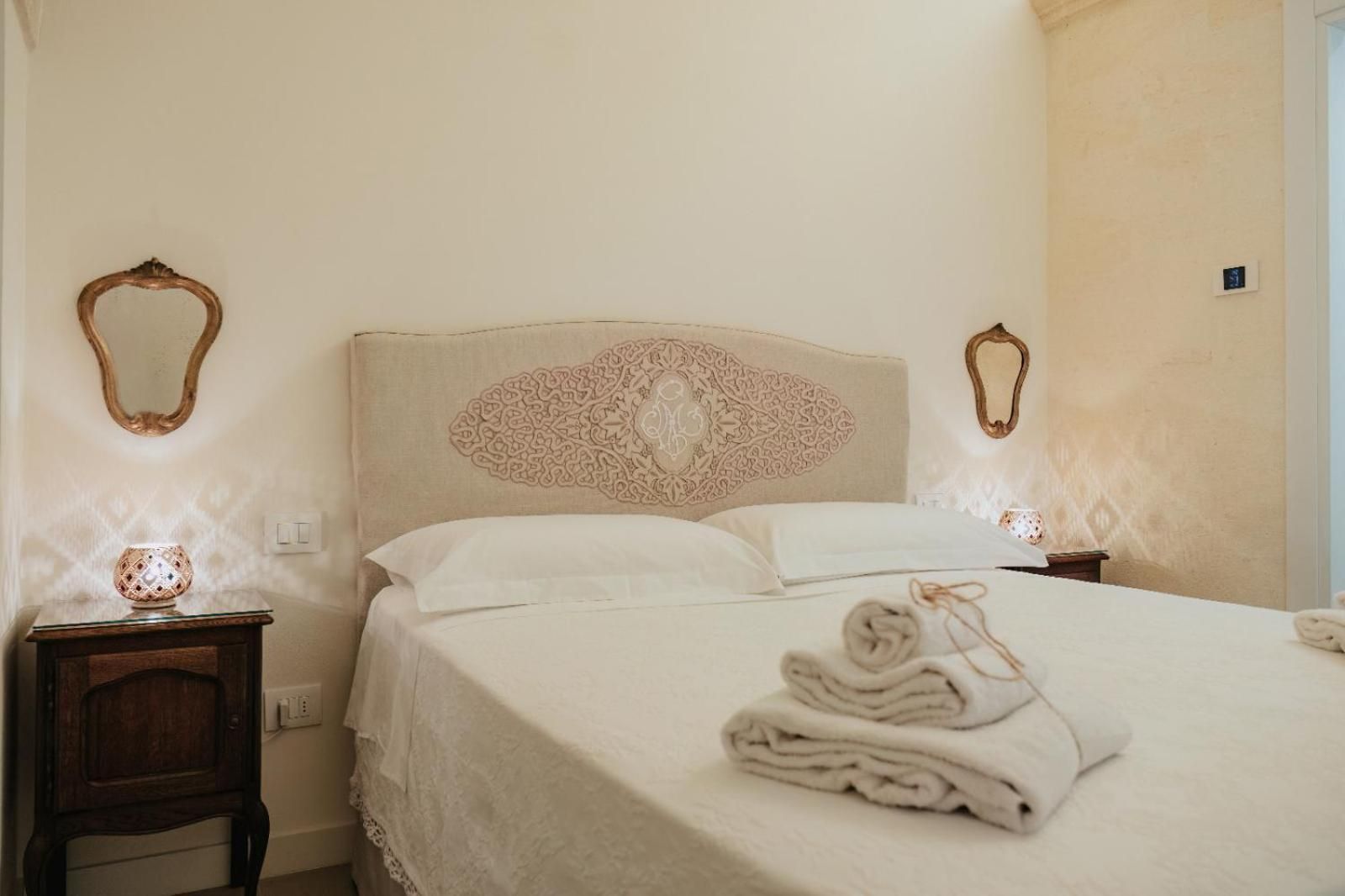SMALL DOUBLE OR TWIN ROOM