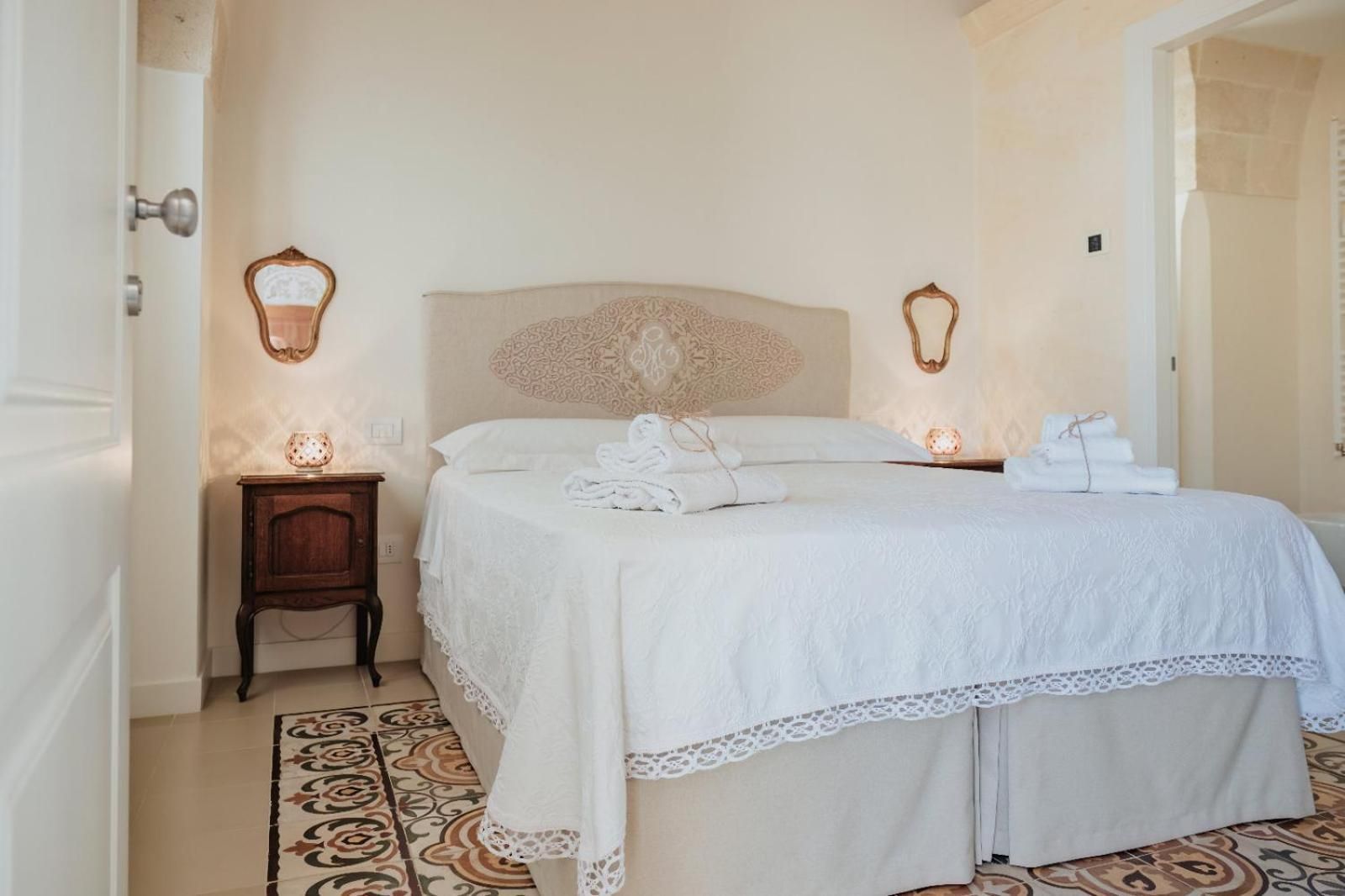 SMALL DOUBLE OR TWIN ROOM