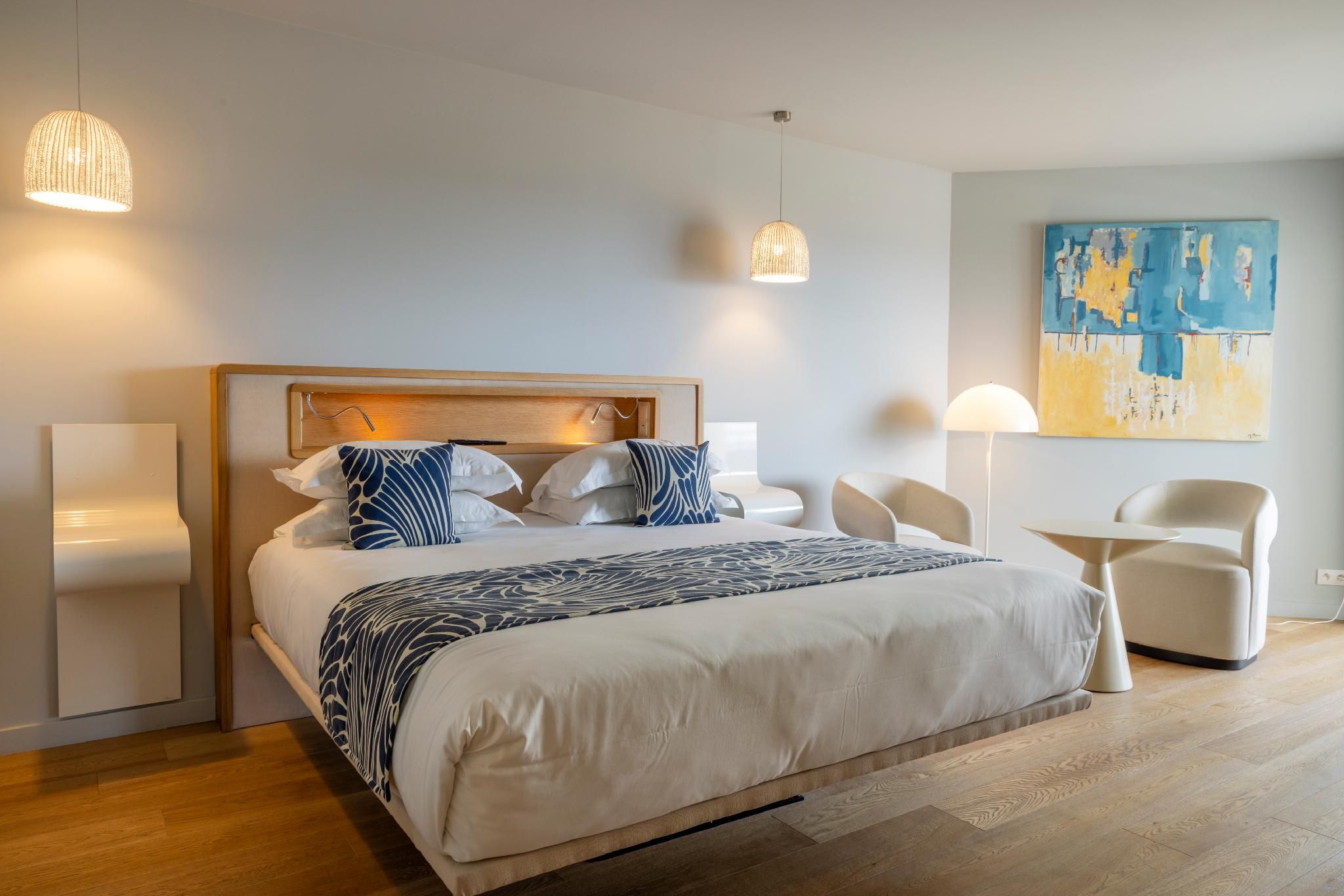 Junior Suite with a double bed or 2 single beds, view of the sea and pool