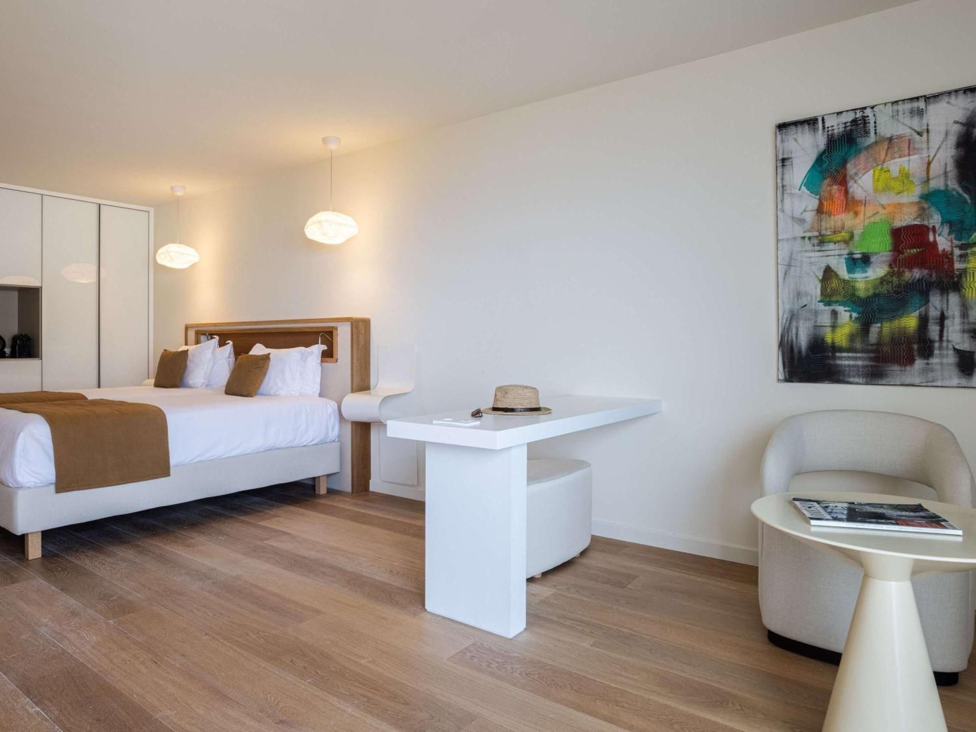 Superior Double or Twin Suite and Sea and Pool View