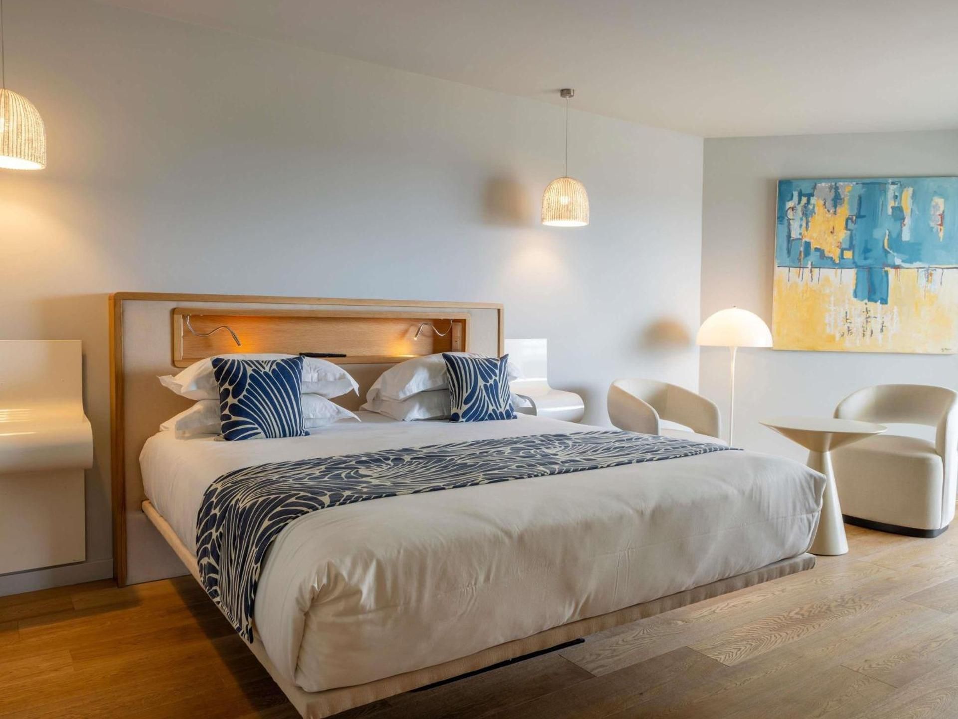 Superior Room with a king-size bed, view of the pool and sea