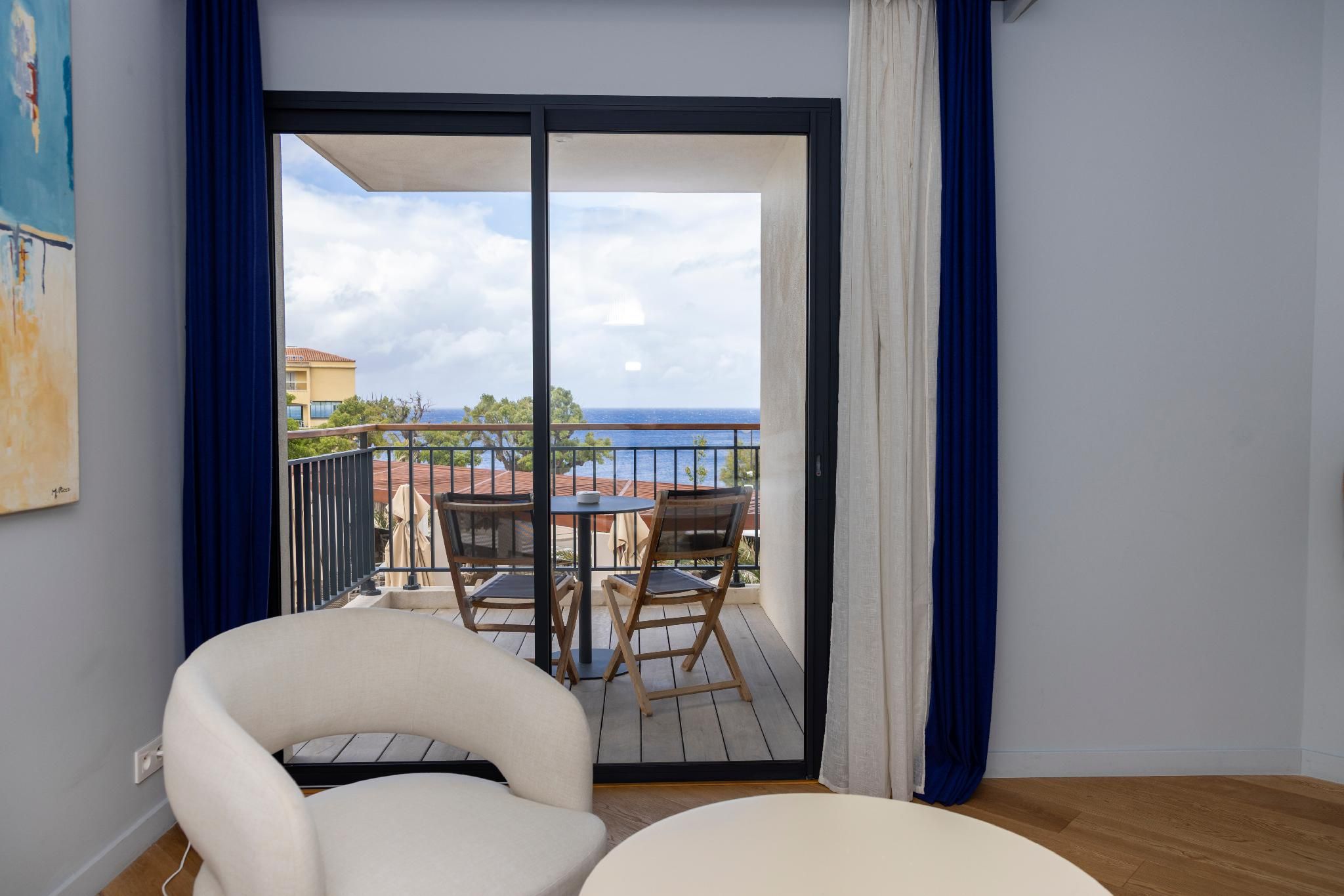 Junior Suite with a double bed or 2 single beds, view of the sea and pool