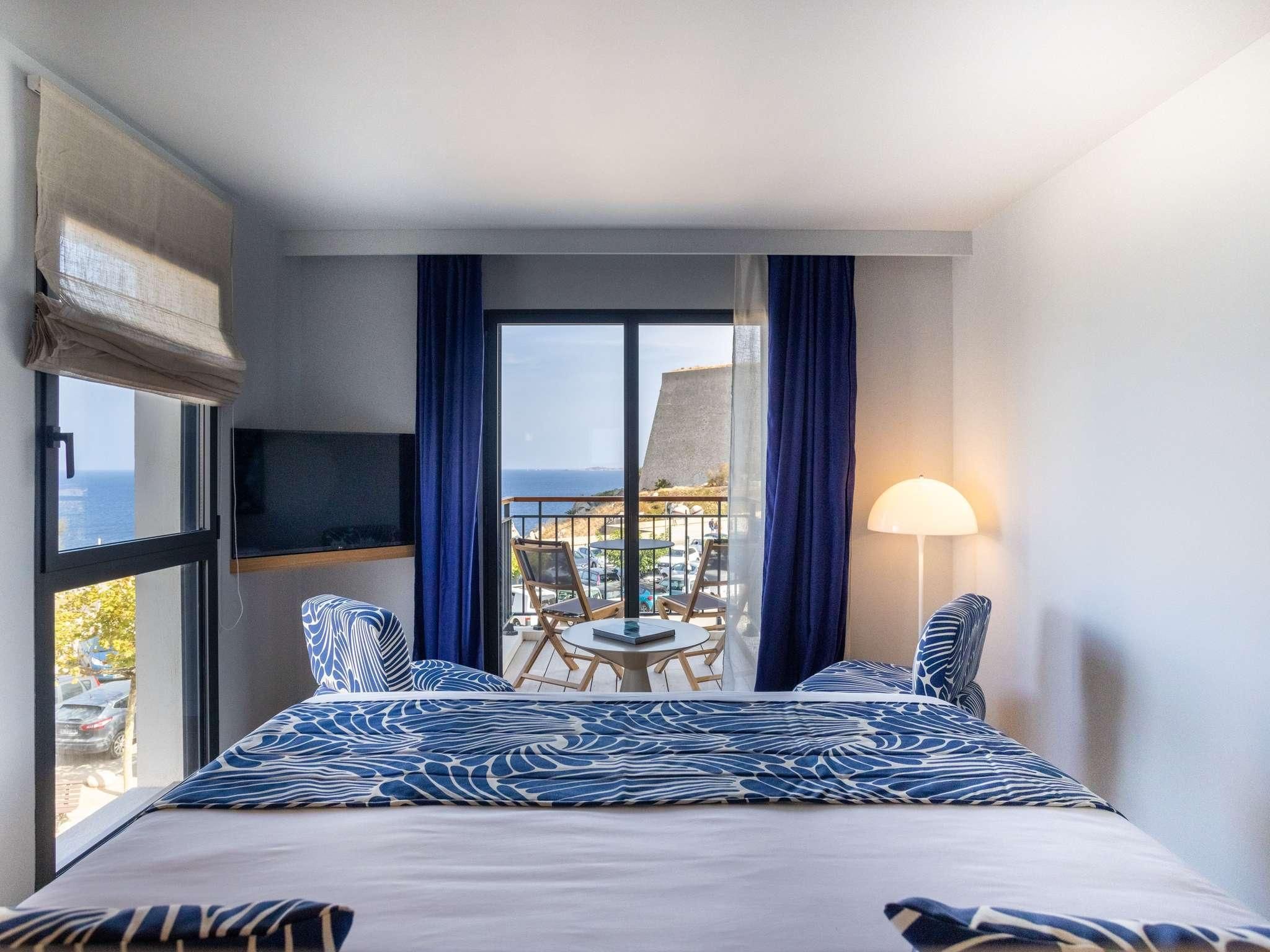 Deluxe room with a double bed or 2 single beds, sea view