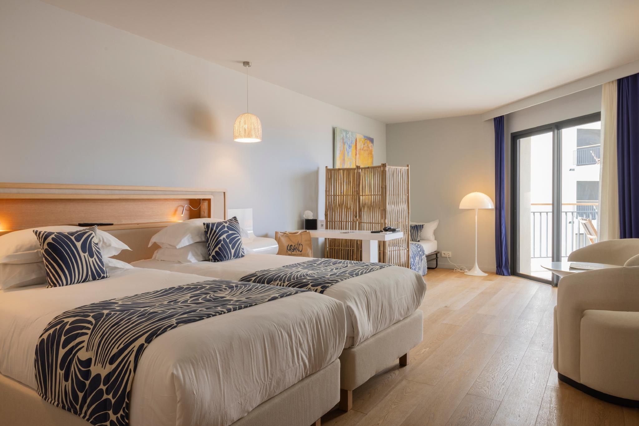 Superior Suite with a double bed or 2 single beds, view of sea and pool