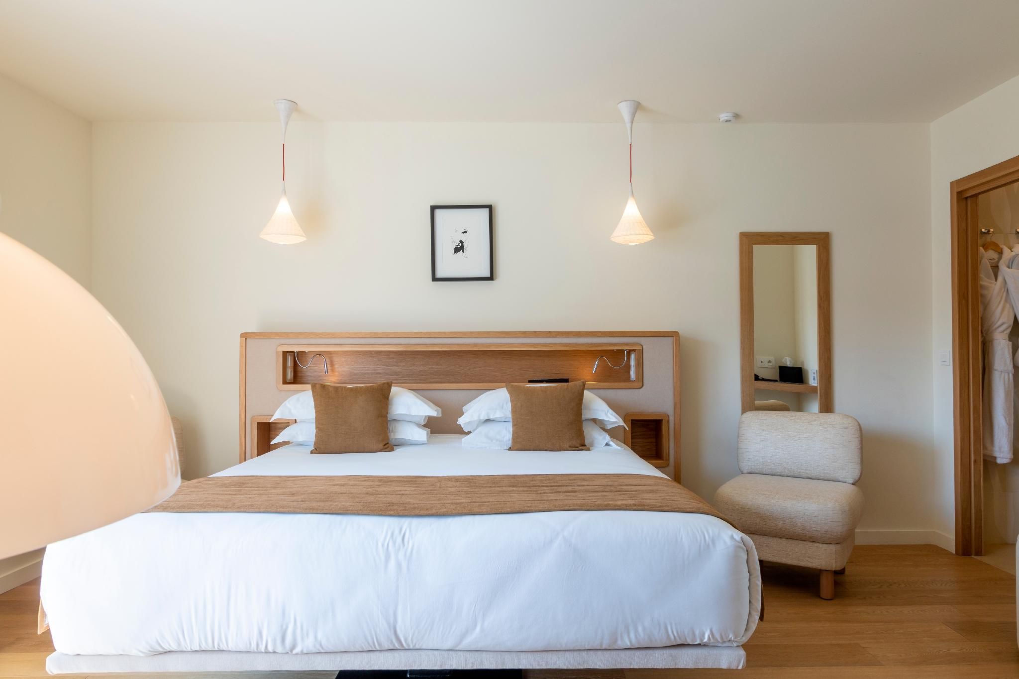 CLASSIC ROOM with a double bed or 2 single size beds, pool view