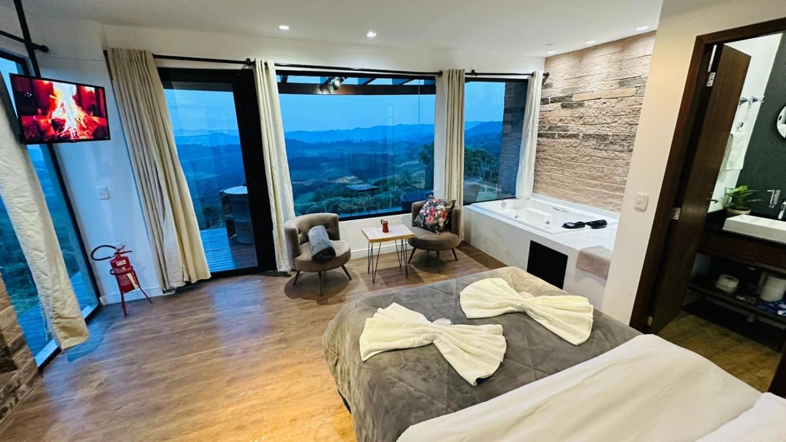 Double or Twin Room with Mountain View
