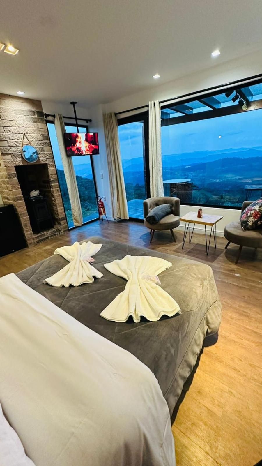 Double or Twin Room with Mountain View