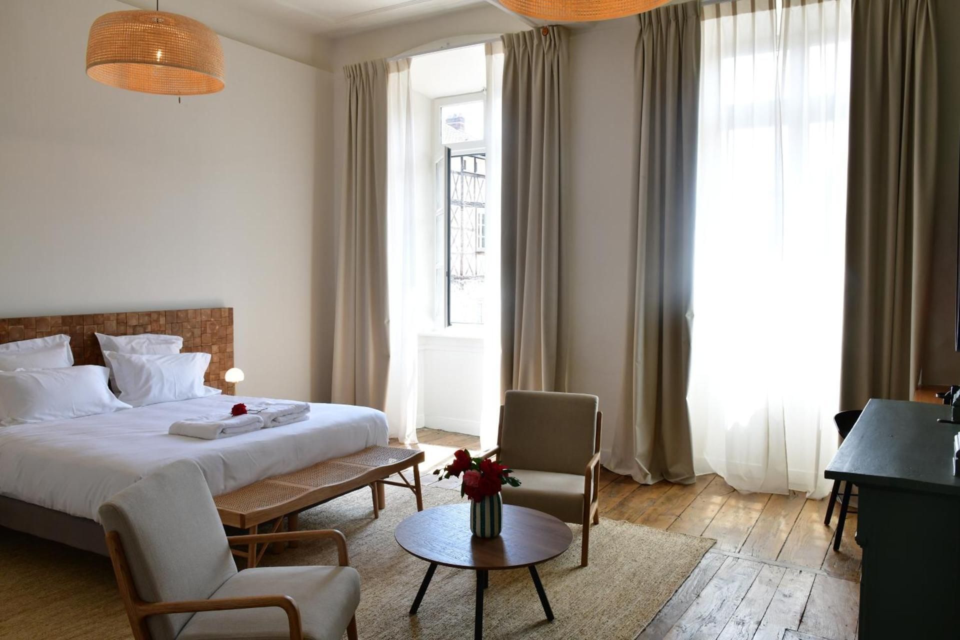 Les Chambres du Cloitre Deluxe King Room