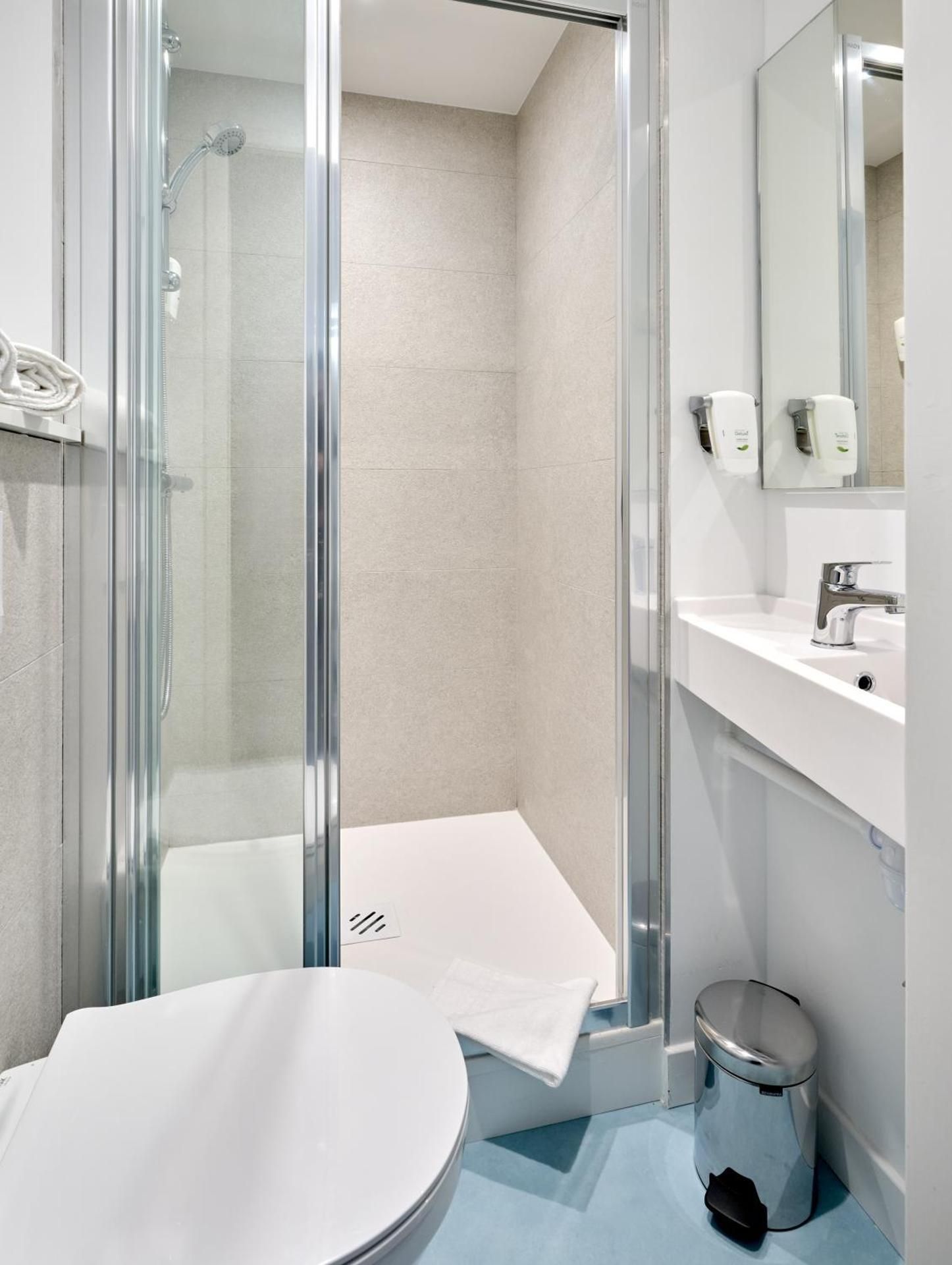 Twin Room, 2 Simple Beds , Free Wifi, Air-Co, Shower