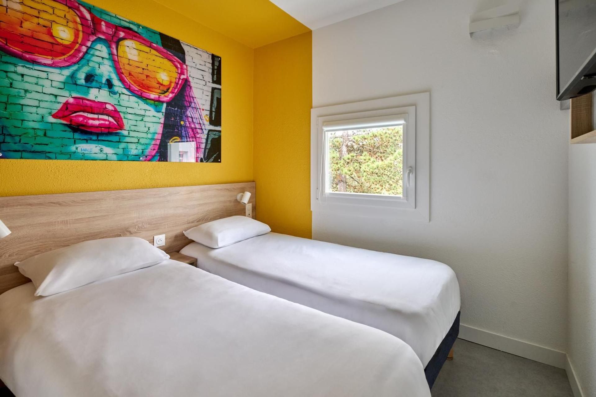 Twin Room, 2 Simple Beds , Free Wifi, Air-Co, Shower