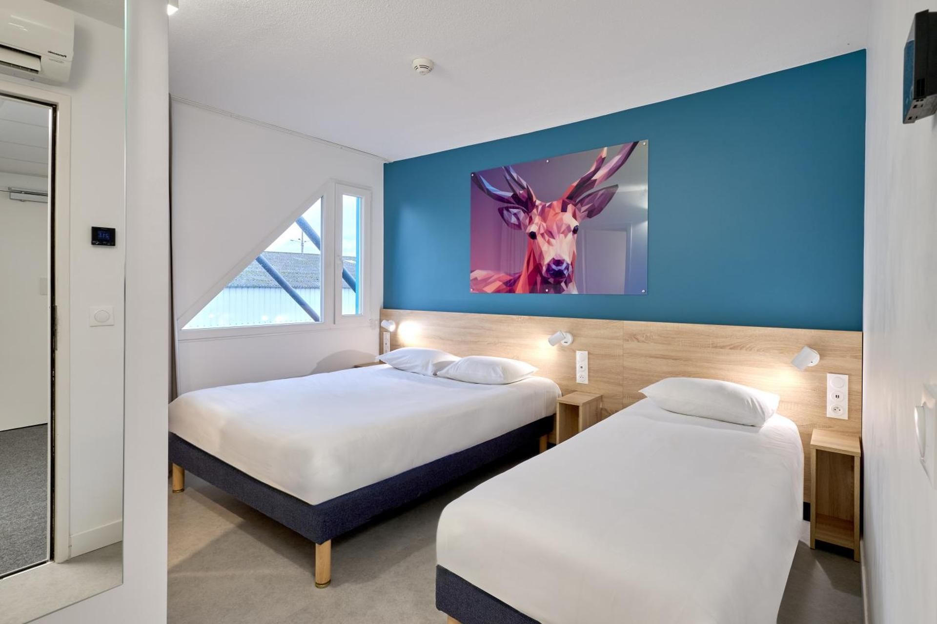 Kyriad Direct Narbonne Sud Triple Room, 1 Simple Bed ,1 Double Bed, Free Wifi, Air-Co, Shower