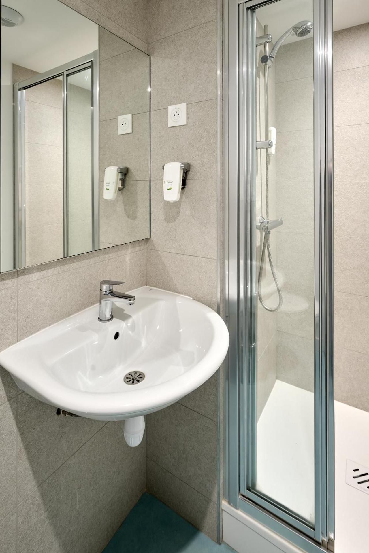 Kyriad Direct Narbonne Sud Triple Room, 1 Simple Bed ,1 Double Bed, Free Wifi, Air-Co, Shower 3