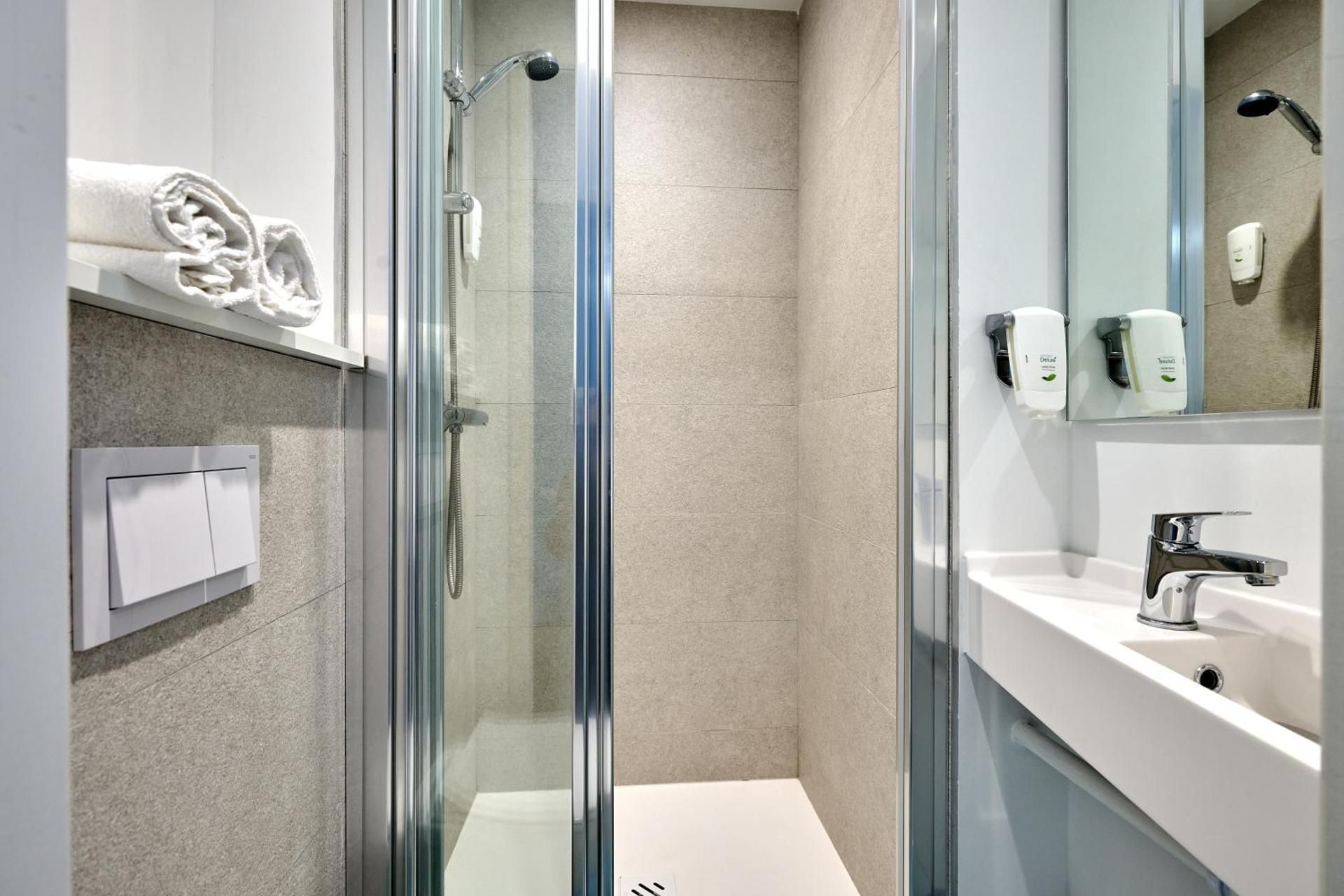 Kyriad Direct Narbonne Sud Standard Room, 1 Double Bed , Free Wifi, Air-Co, Shower 3