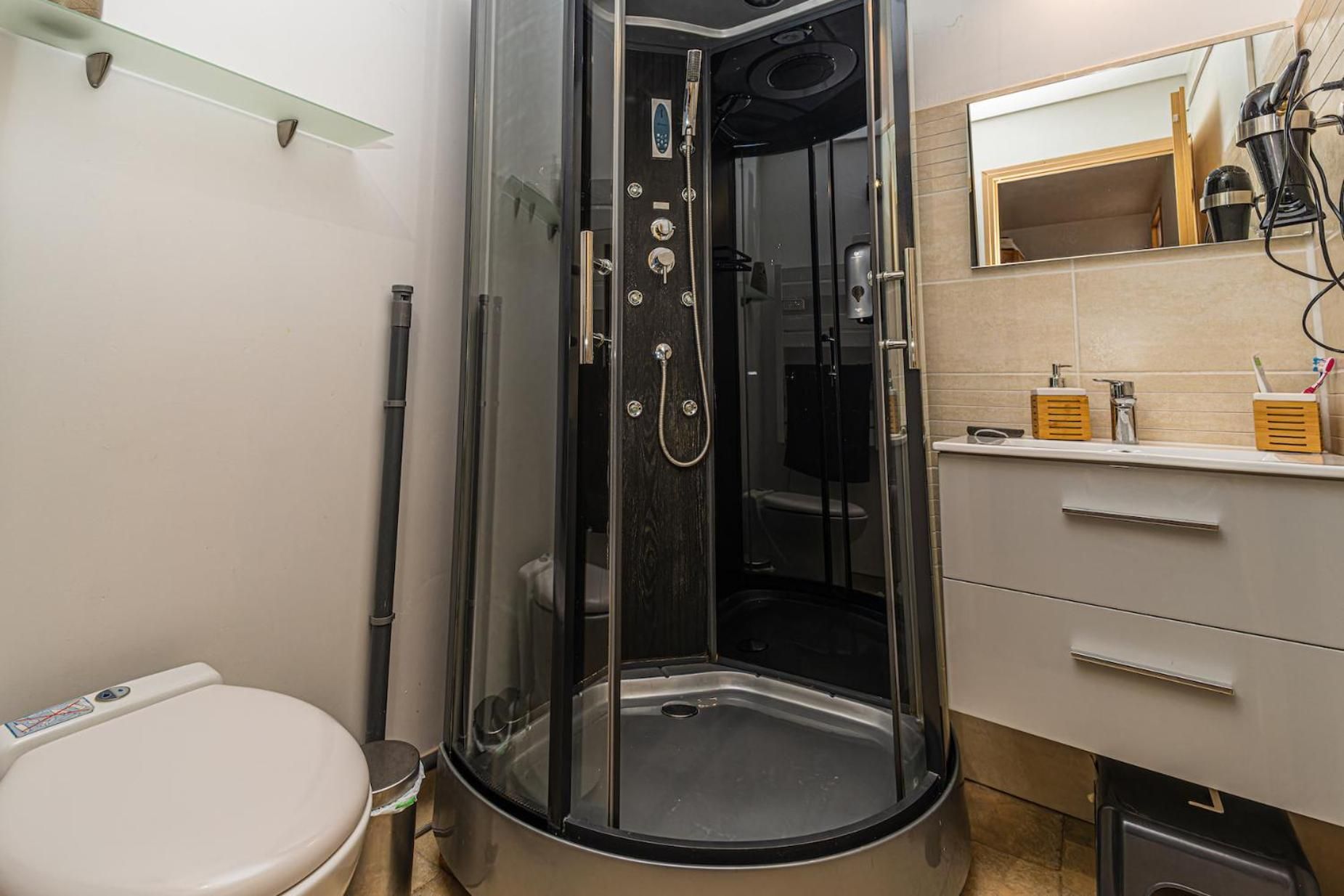 Quadruple Room with Private Bathroom