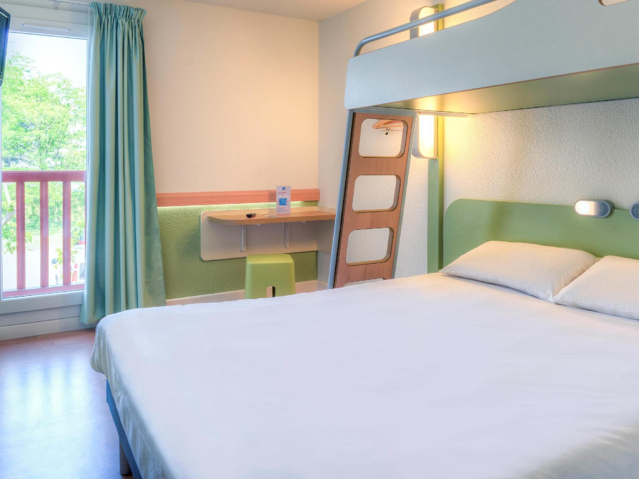 ibis budget Bayonne Triple - Room With A Large Bed And A Bunk Bed