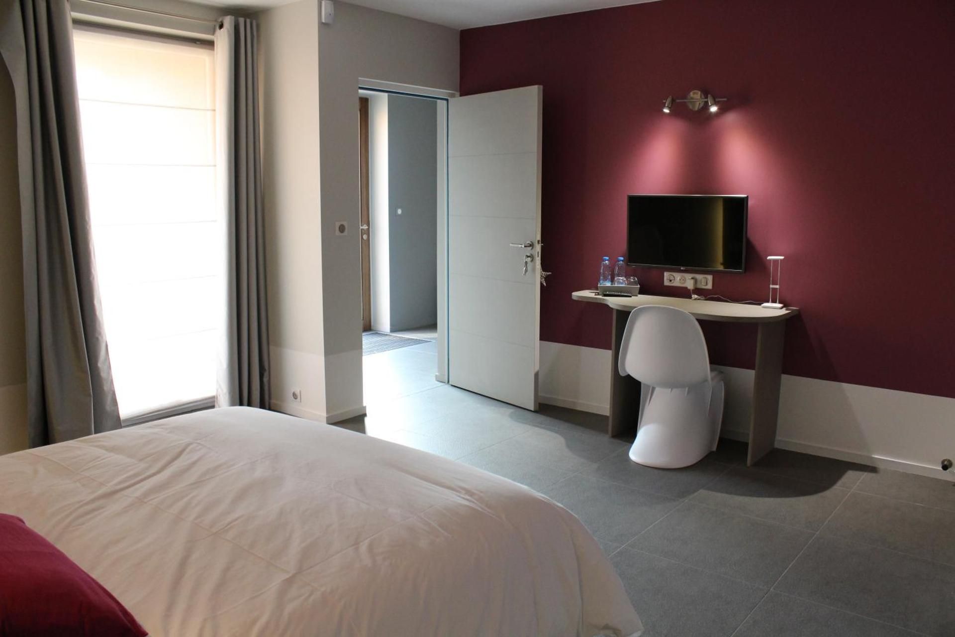 King Room with Roll-In Shower - Disability Access