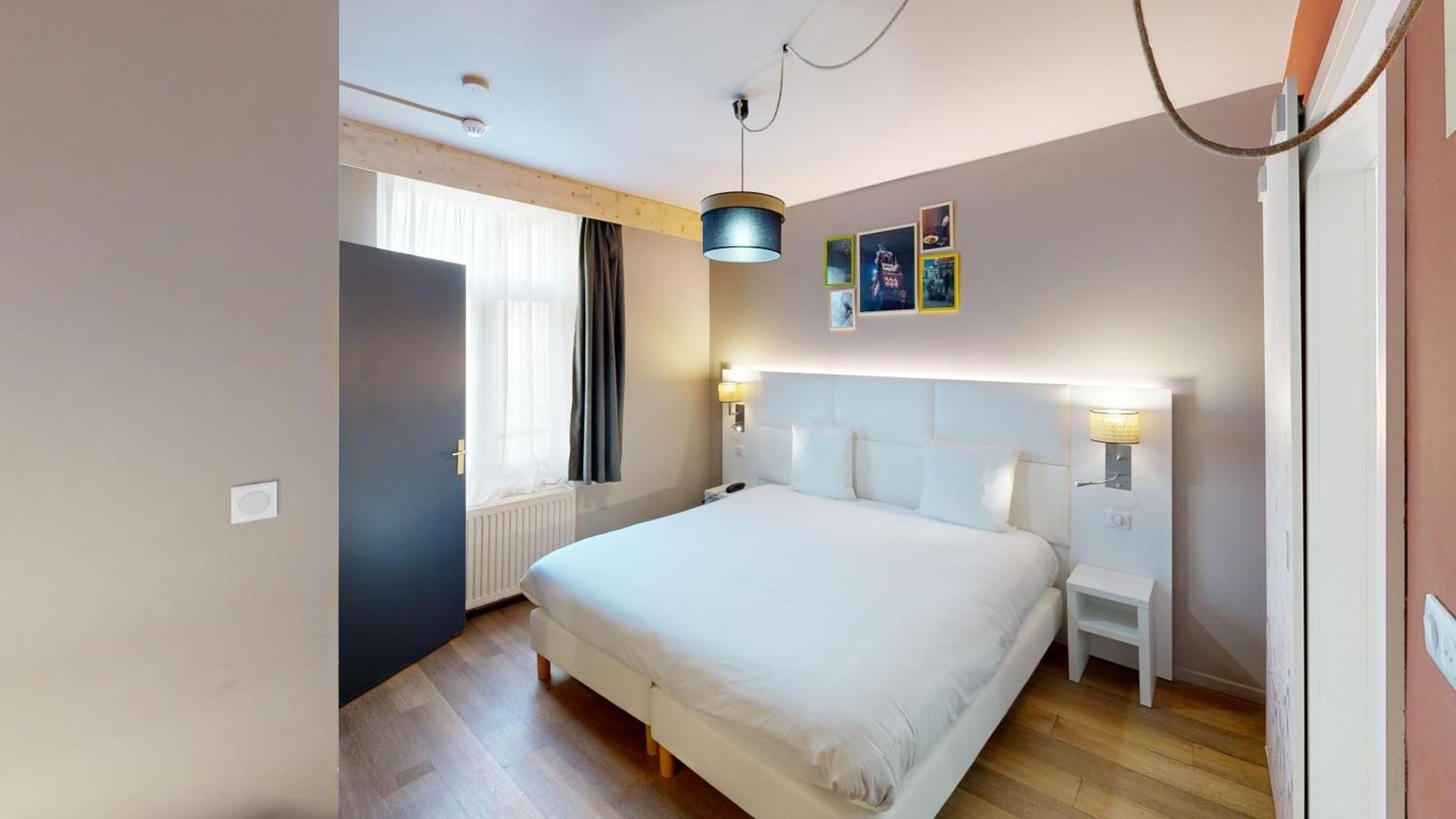 Pop Room with Three Single Beds (or King and Single Beds)