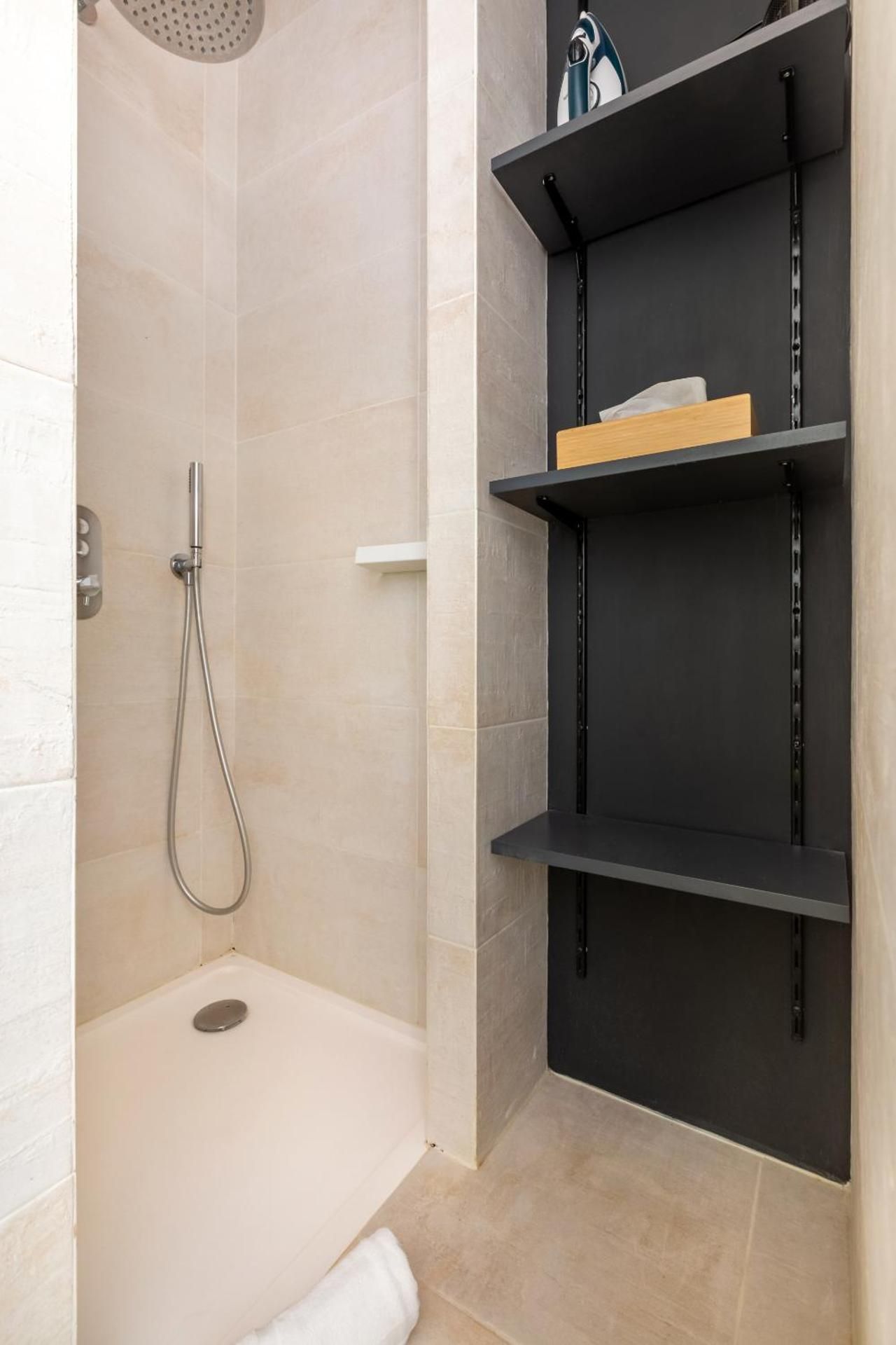 Au Chat Qui Dort Lille – Magasin Apartment with Shower