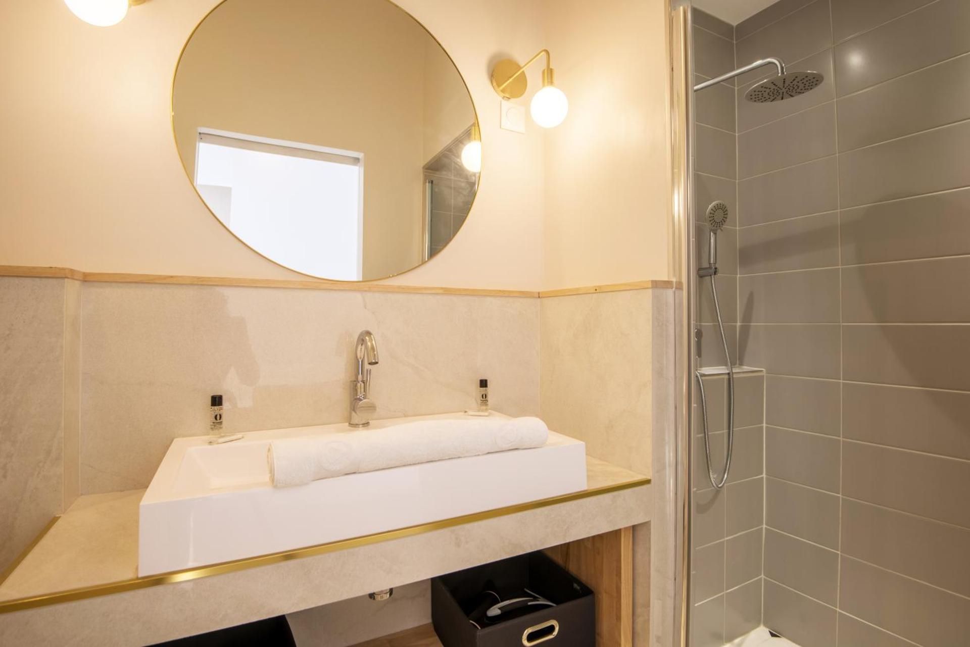 DELUXE APARTMENT