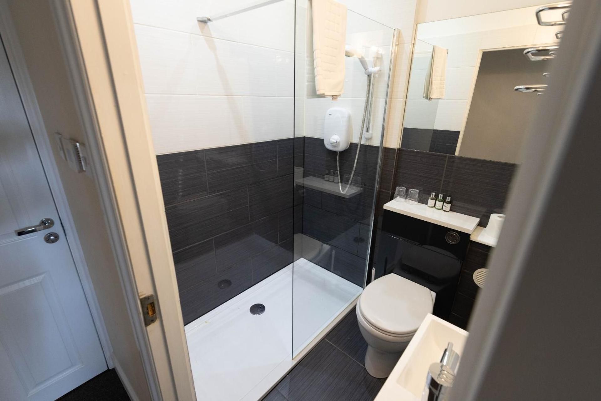 Scalloway Hotel Double Room with Private Bathroom 3