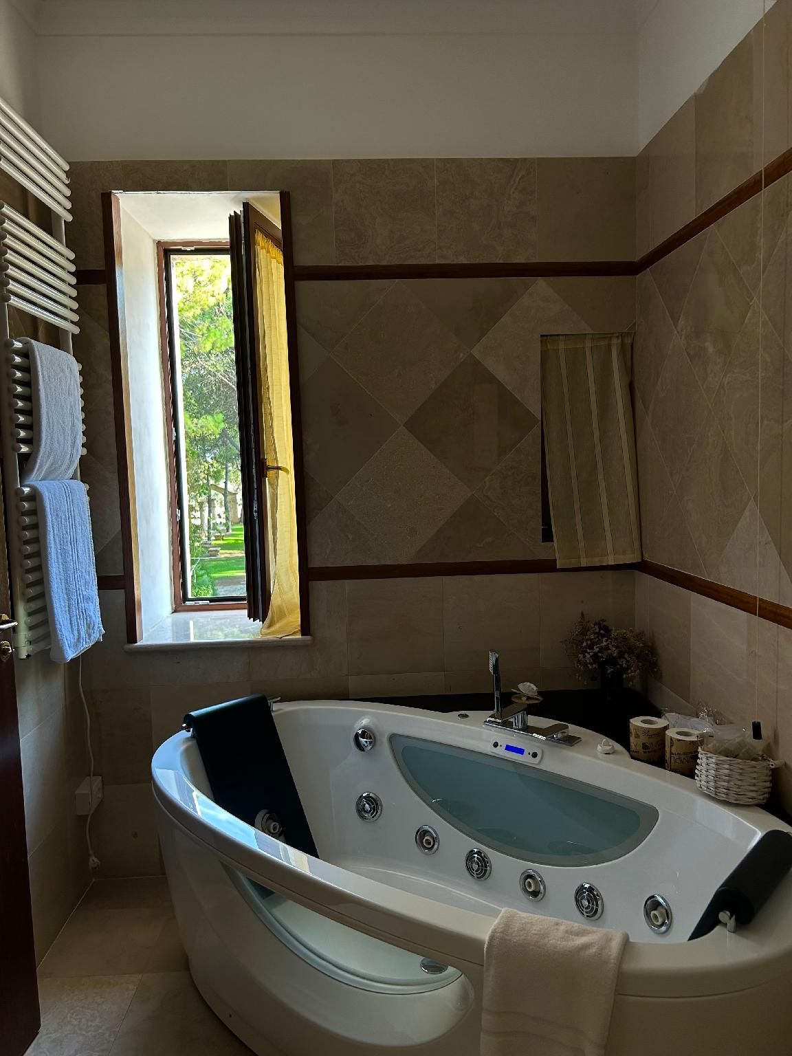 Suite - Bathtub with View Included