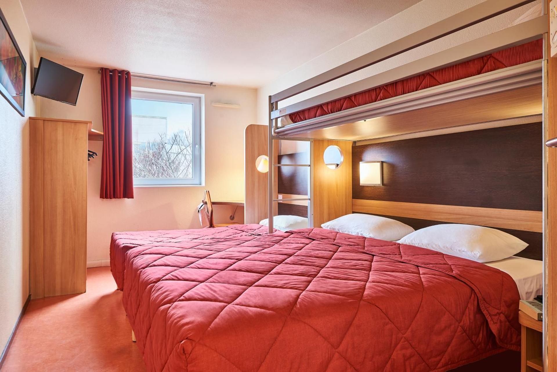 Quadruple Room with 1 Double Bed and 2 Single Beds