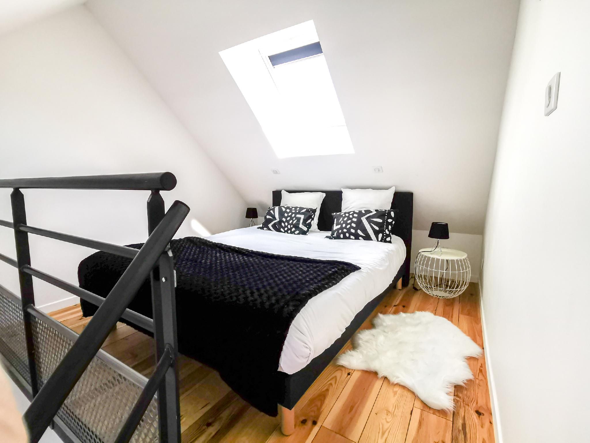 Noir et Blanc-Loft-Deluxe-Ensuite with Shower-Patio