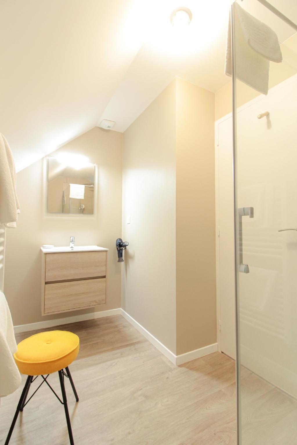 Scandinave-Loft-Superior-Ensuite with Shower-Patio