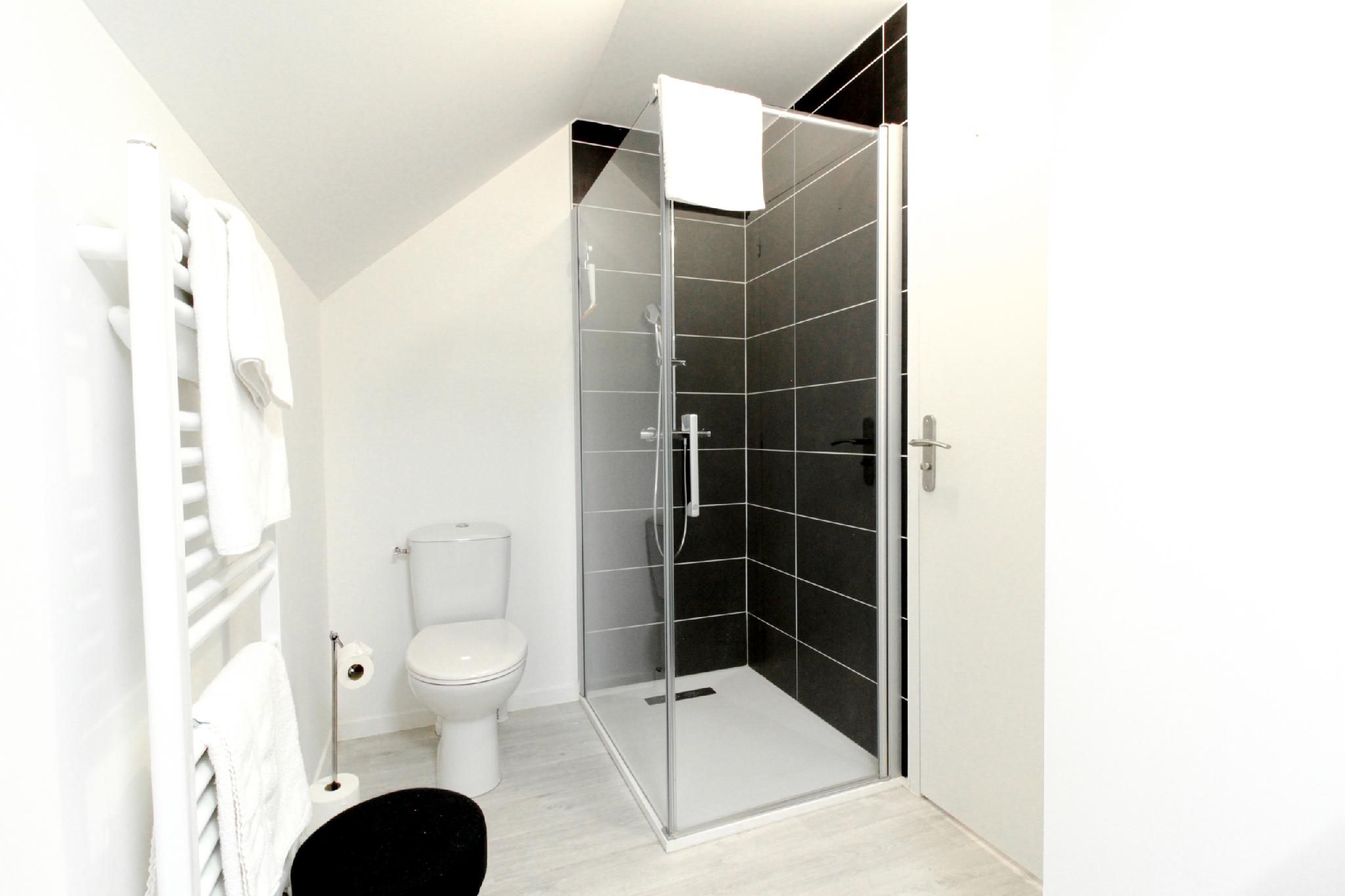 Noir et Blanc-Loft-Deluxe-Ensuite with Shower-Patio