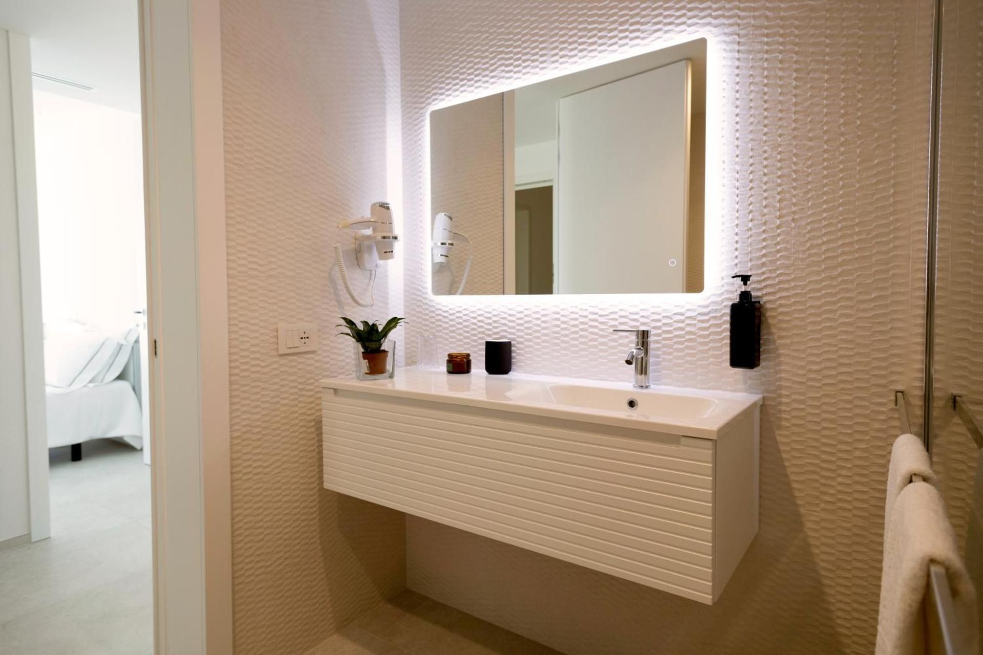 Two-Bedroom Deluxe Apartment with Balcony