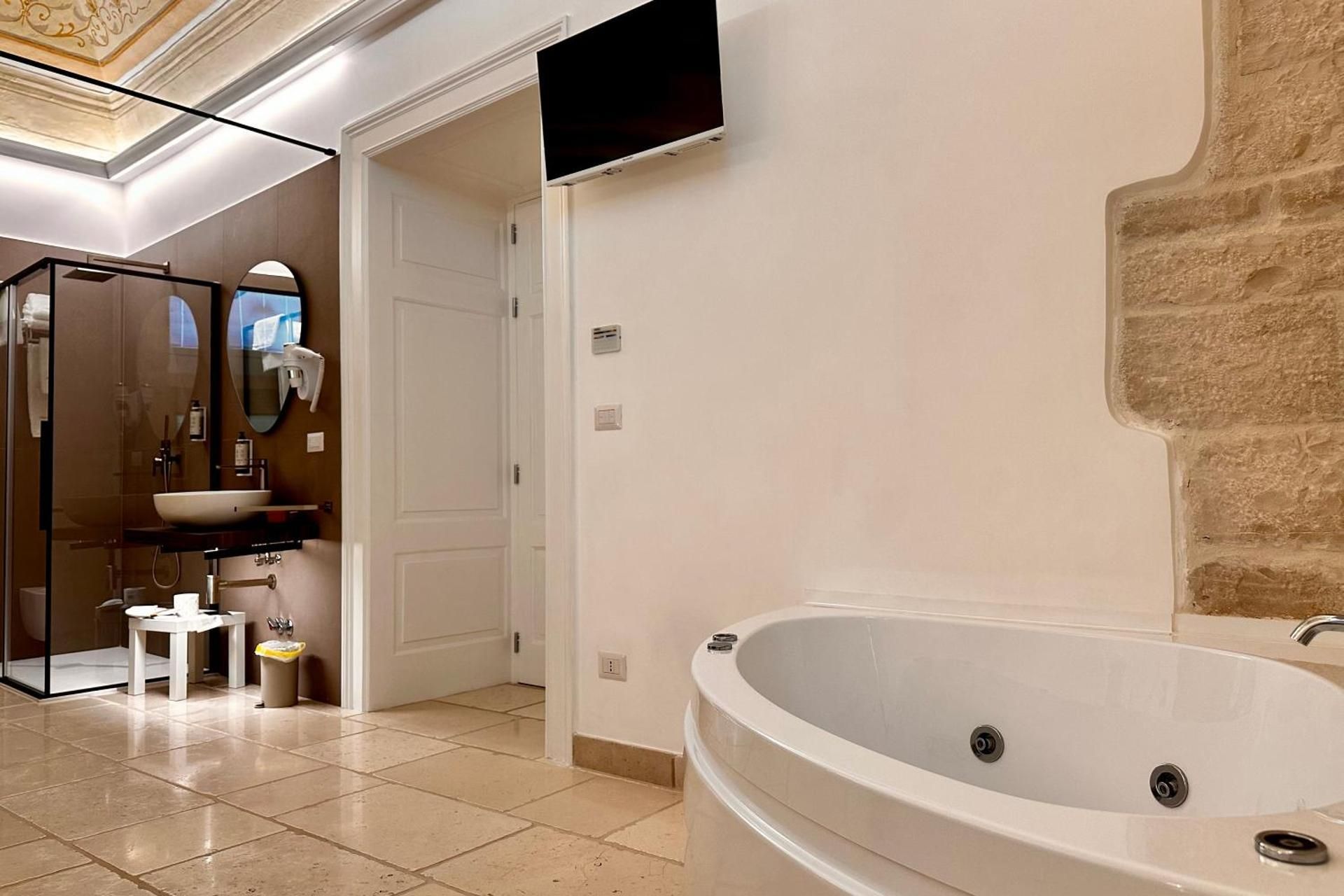Queen Room with Spa Bath