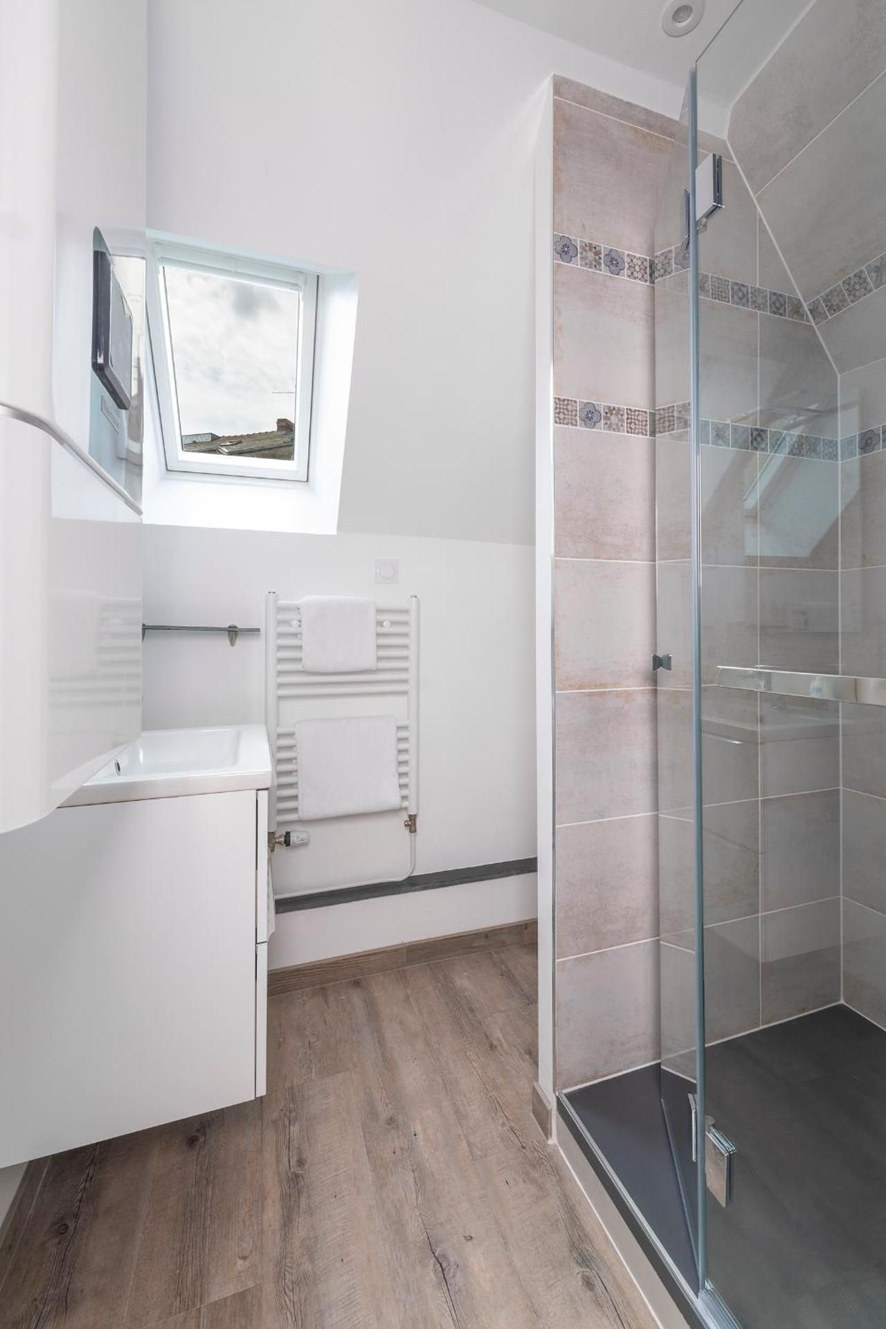 Deluxe One-Bedroom Apartment