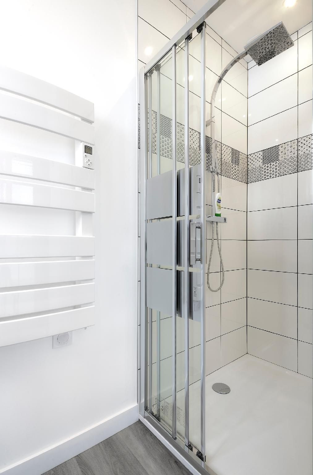 Apartment-Romantic-Ensuite with Shower-Street View-1er étage G