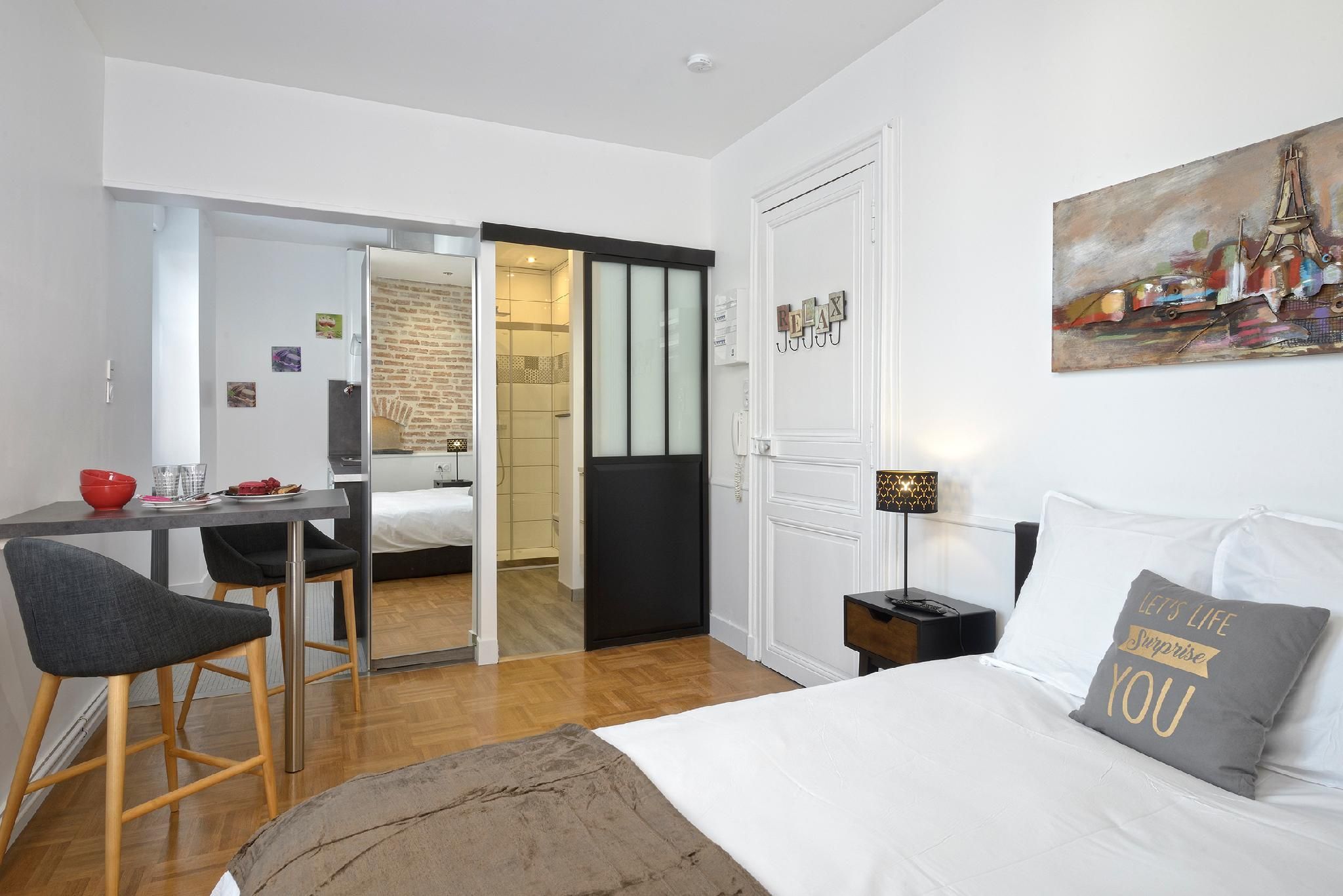 Apartment-Modern-Ensuite with Shower-Street View-2ème étage G