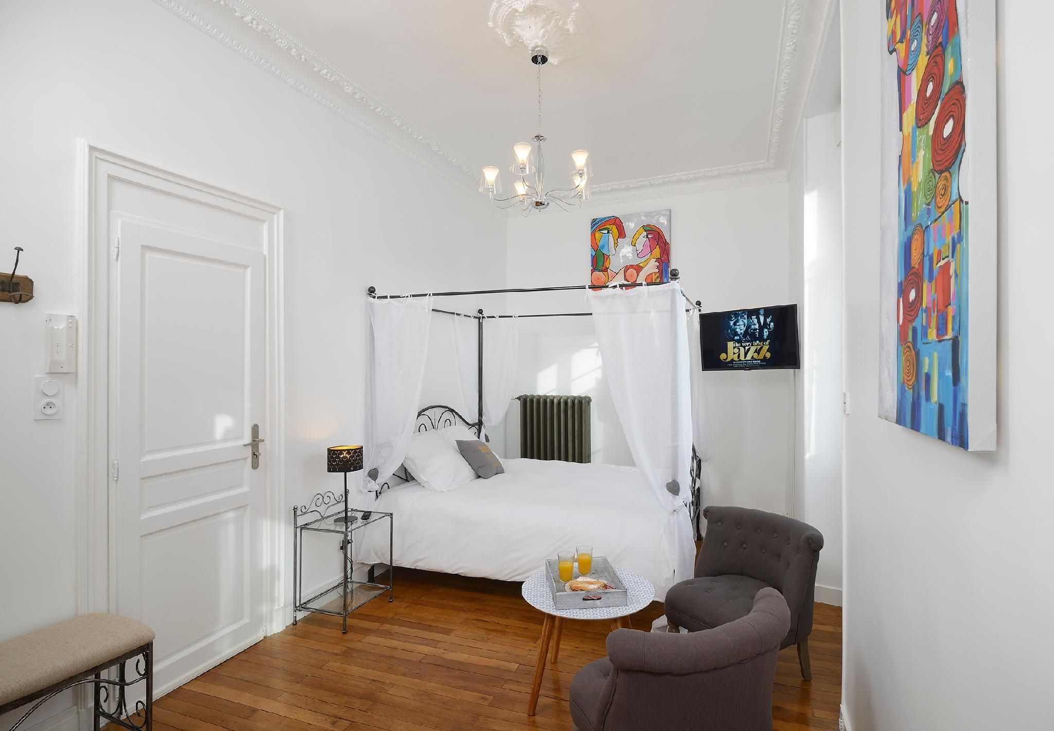 Apartment-Romantic-Ensuite with Shower-Street View-1er étage G