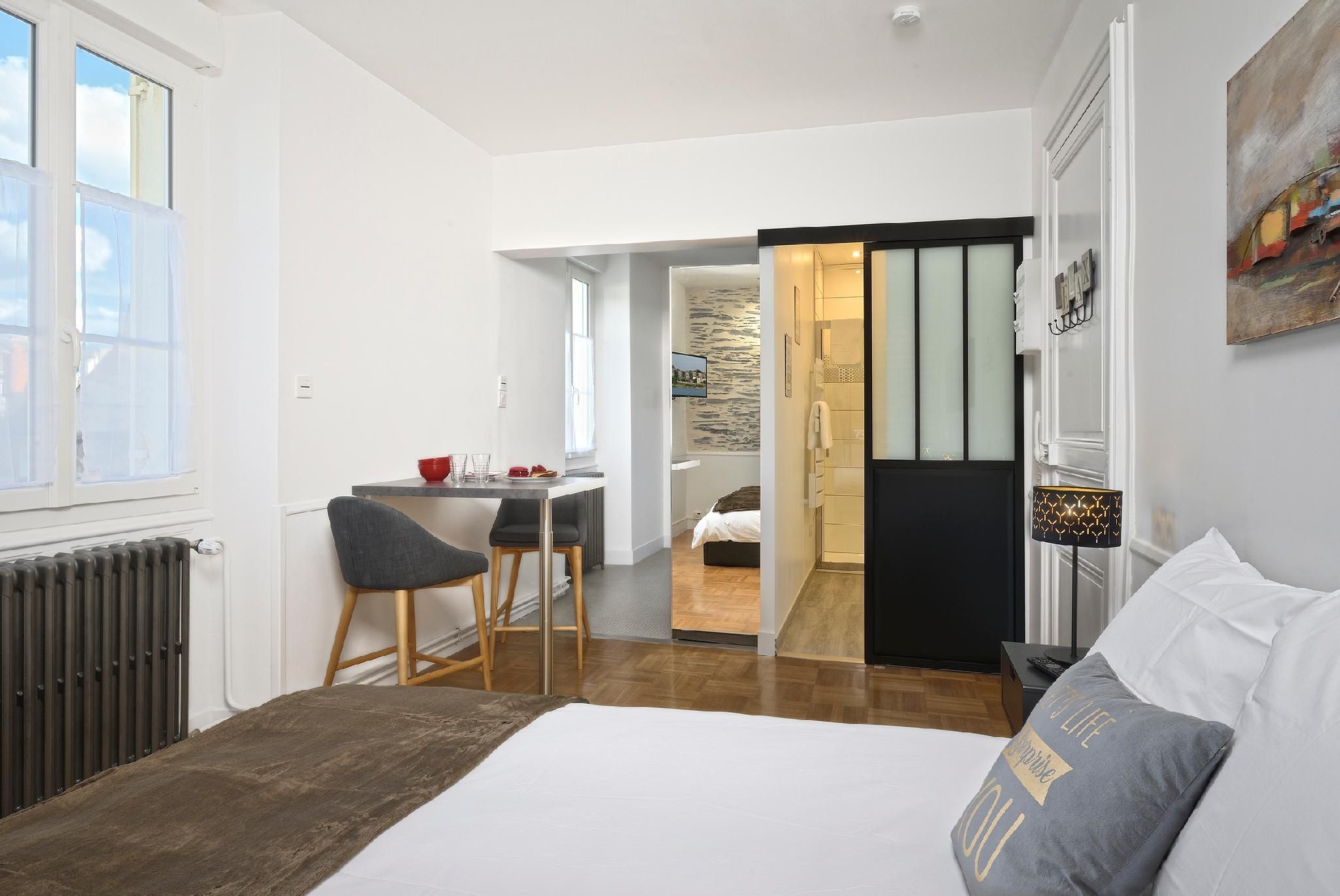 Apartment-Modern-Ensuite with Shower-Street View-2ème étage G