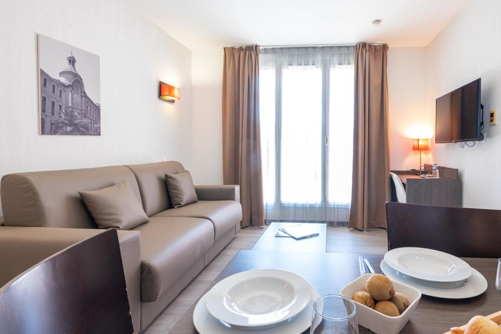 One-Bedroom Apartment Twin