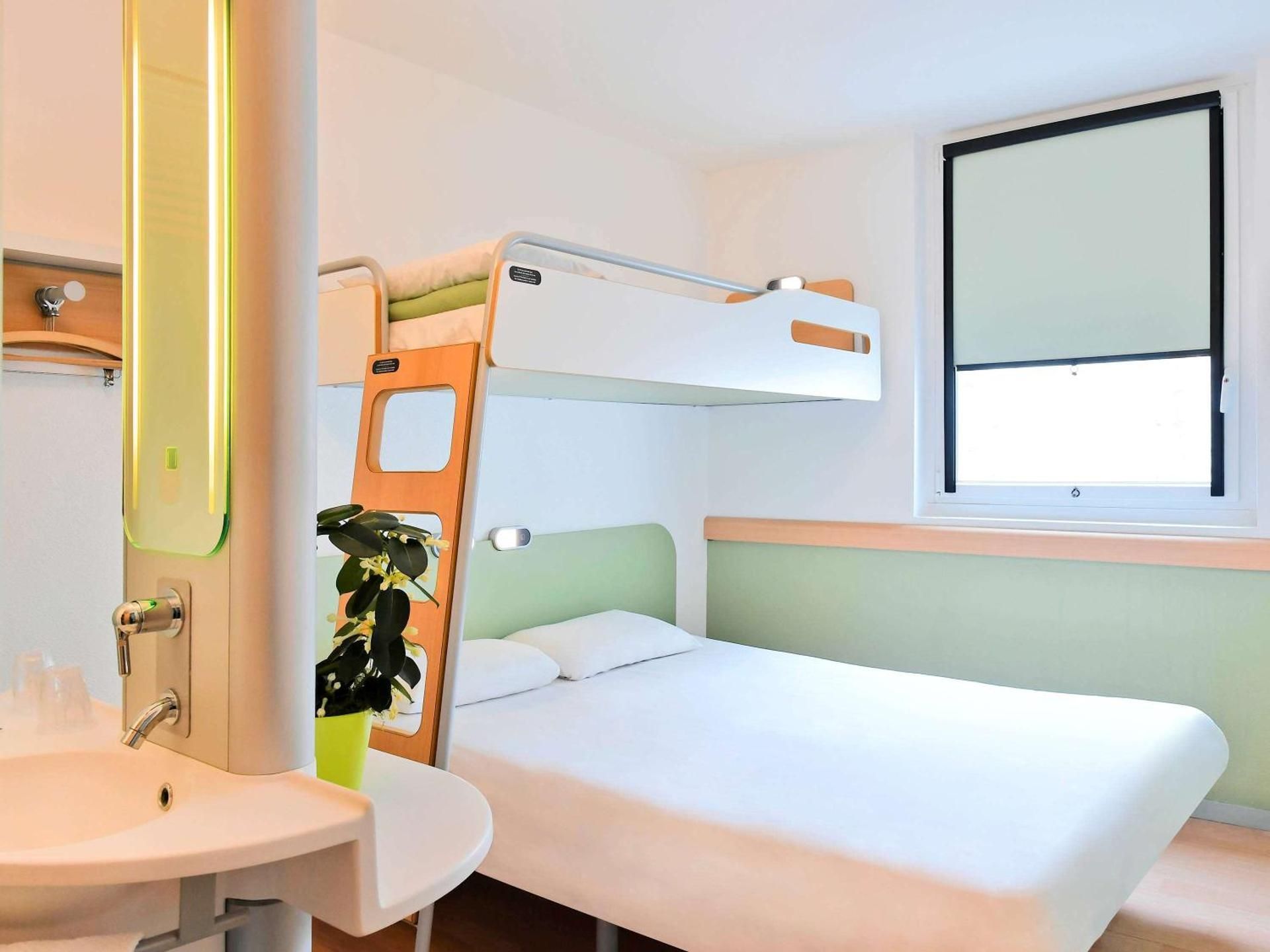 ibis budget Nimes Centre Gare Triple - Room With A Large Bed And A Bunk Bed