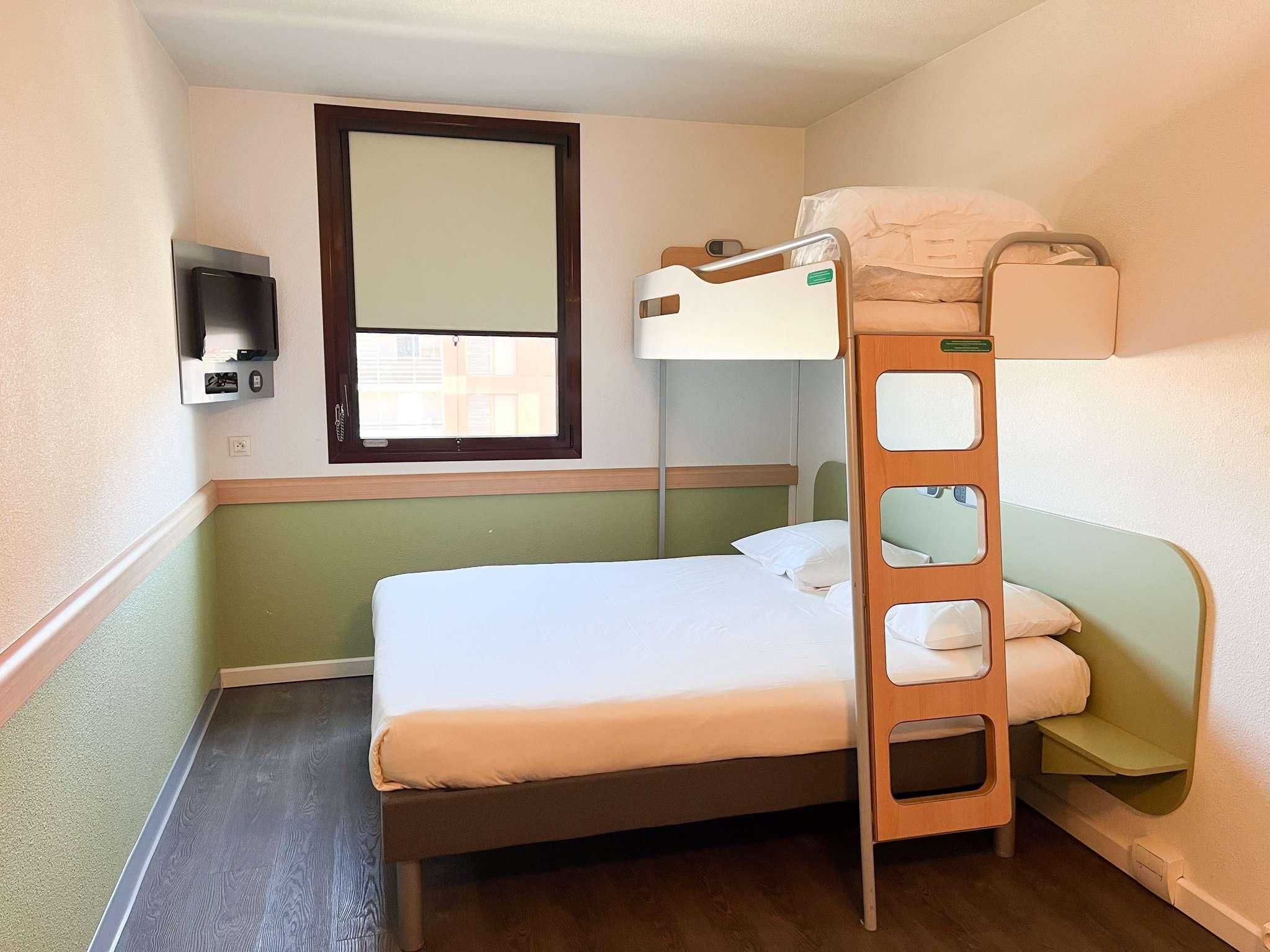 ibis budget Nimes Centre Gare Triple - Room With A Large Bed And A Bunk Bed 2